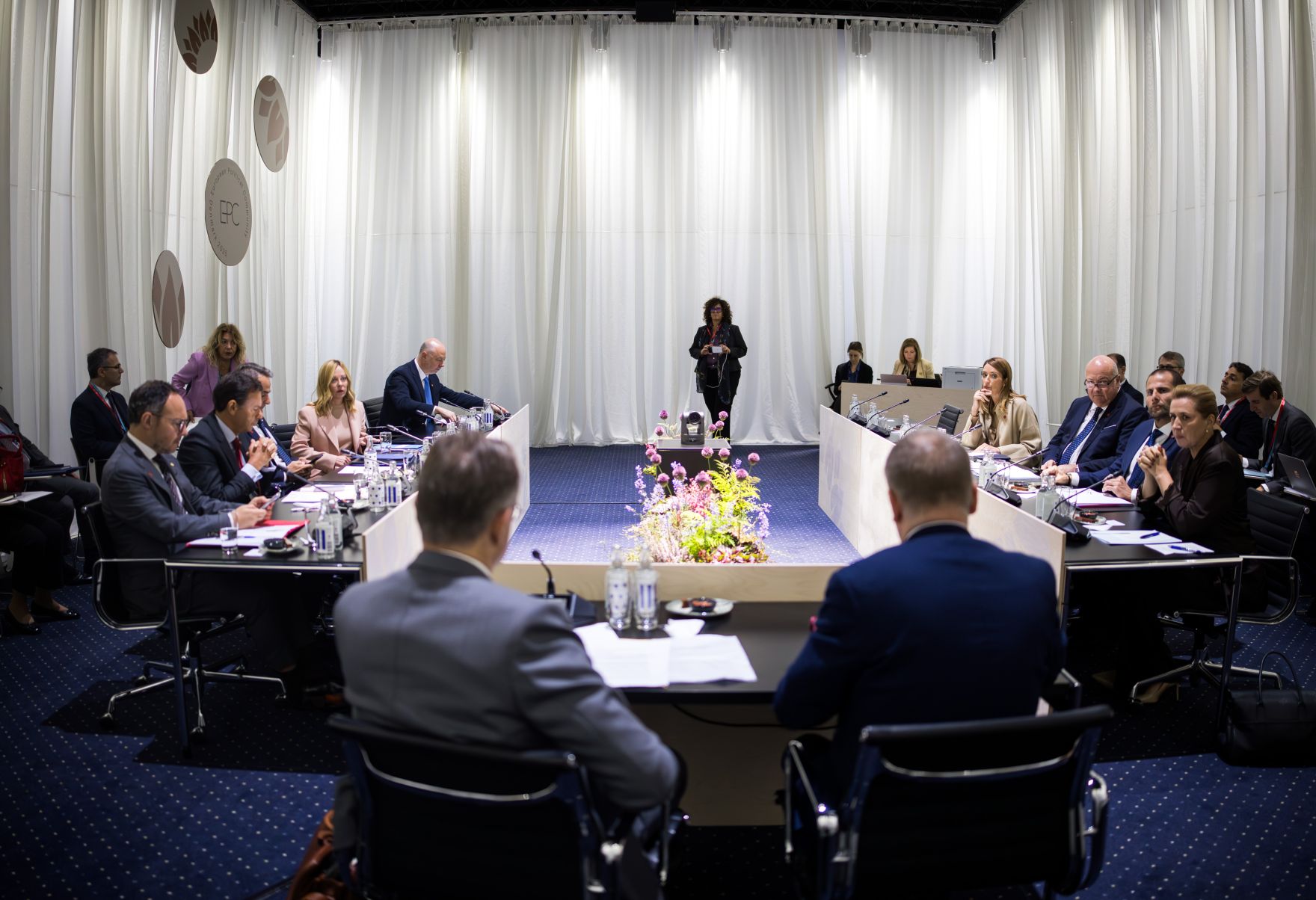 Am 1. Oktober 2025 nahm Bundeskanzler Christian Stocker (3.v.r.) am mehrt&auml;gigen EU-Gipfel der Staats- und Regierungschefs in Kopenhagen teil. Im Bild bei einem Arbeitsgespr&auml;ch mit der Ministerpr&auml;sidentin von Italien Giorgia Meloni (4.v.l.).