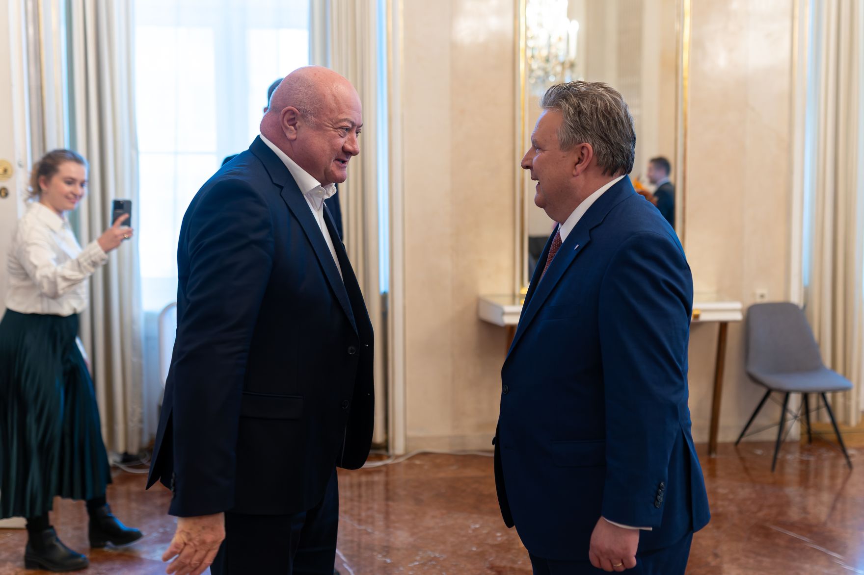 Am 8. Oktober 2025 empfing Bundeskanzler Christian Stocker (m.) den B&uuml;rgermeister von Wien Michael Ludwig (r.) zu einem Arbeitsgespr&auml;ch.