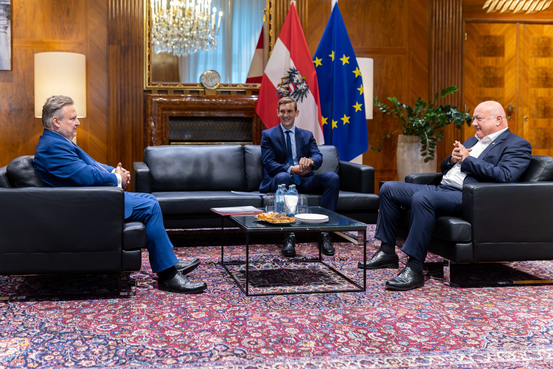 Am 8. Oktober 2025 empfing Bundeskanzler Christian Stocker (r.) den B&uuml;rgermeister von Wien Michael Ludwig (l.) zu einem Arbeitsgespr&auml;ch.