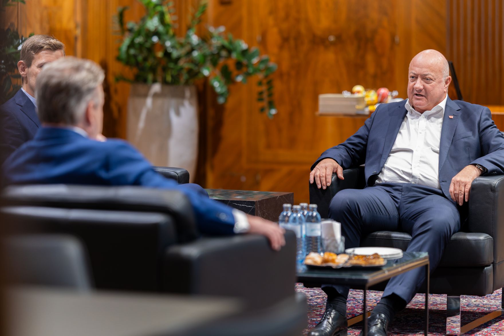 Am 8. Oktober 2025 empfing Bundeskanzler Christian Stocker (r.) den B&uuml;rgermeister von Wien Michael Ludwig (2.v.l.) zu einem Arbeitsgespr&auml;ch.