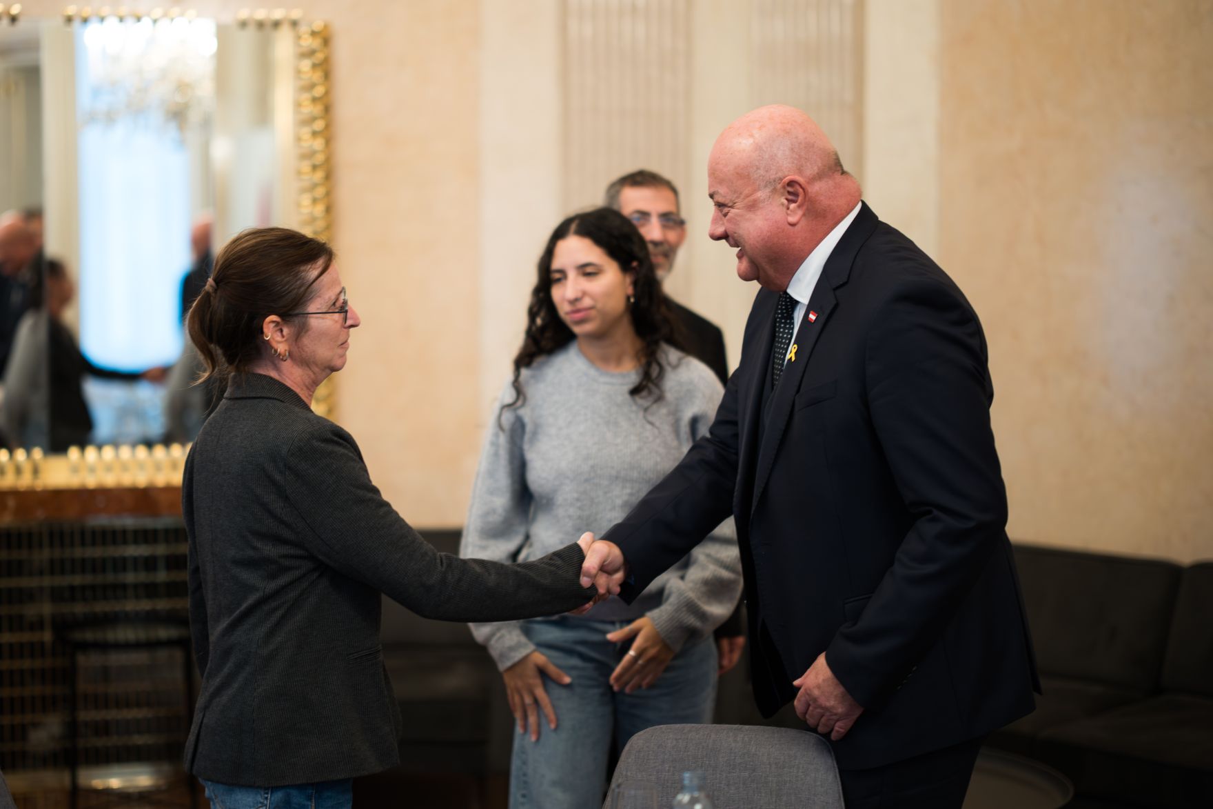 Am 7. Oktober 2025 empfing Bundeskanzler Christian Stocker (r.) gemeinsam mit Staatssekret&auml;r Alexander Pr&ouml;ll Eltern von israelischen Geiseln zu einem Arbeitsgespr&auml;ch.