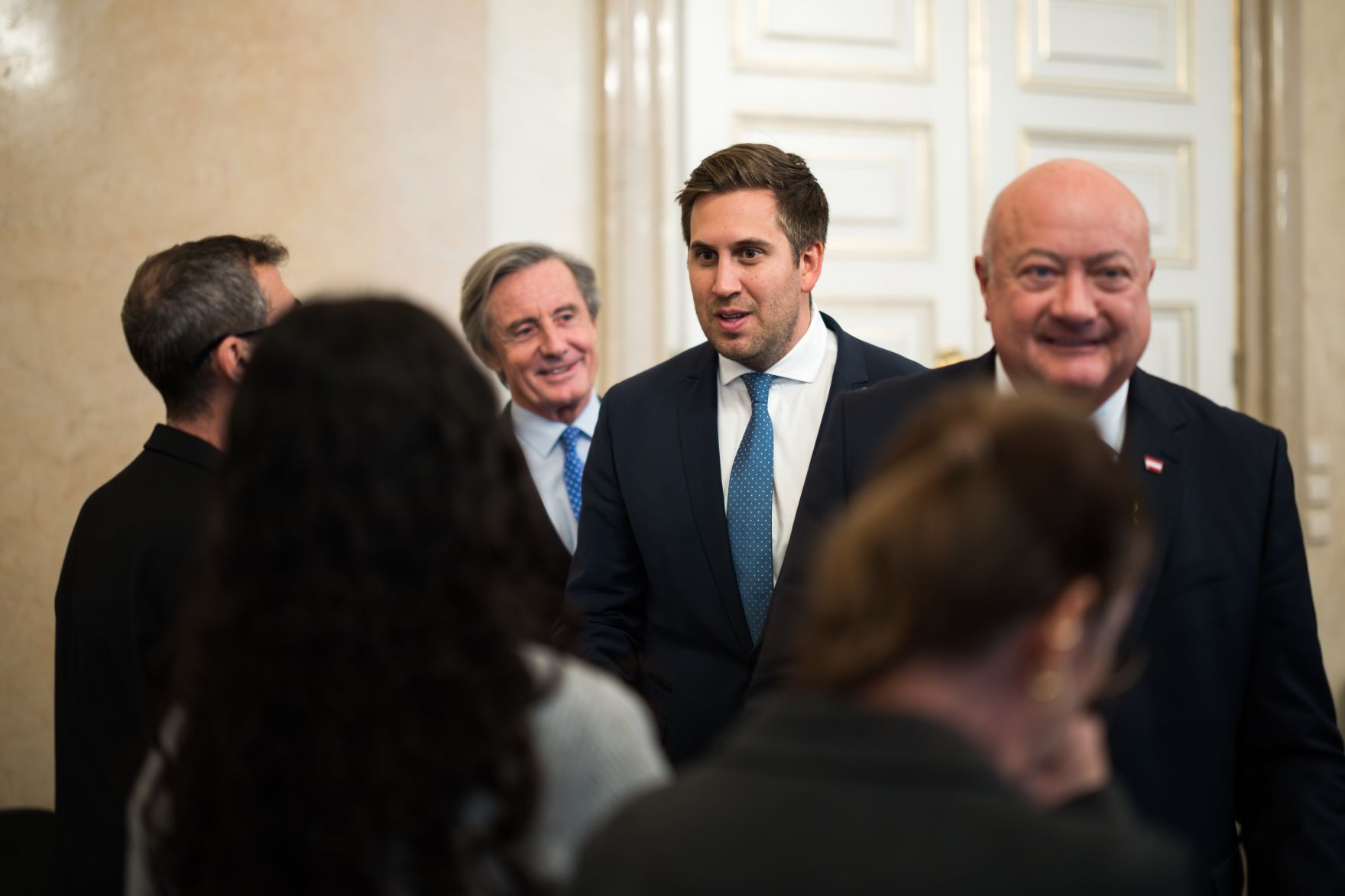 Am 7. Oktober 2025 empfing Bundeskanzler Christian Stocker (r.) gemeinsam mit Staatssekret&auml;r Alexander Pr&ouml;ll (m.r.) Eltern von israelischen Geiseln zu einem Arbeitsgespr&auml;ch.