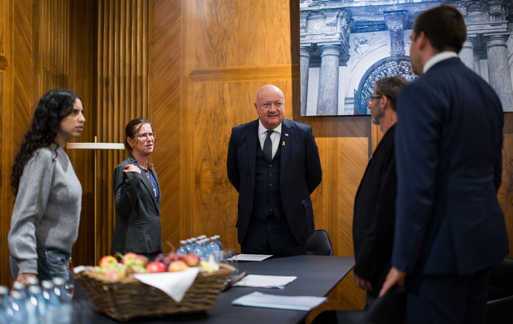 Am 7. Oktober 2025 empfing Bundeskanzler Christian Stocker (m.) gemeinsam mit Staatssekret&auml;r Alexander Pr&ouml;ll (r.) Eltern von israelischen Geiseln zu einem Arbeitsgespr&auml;ch.