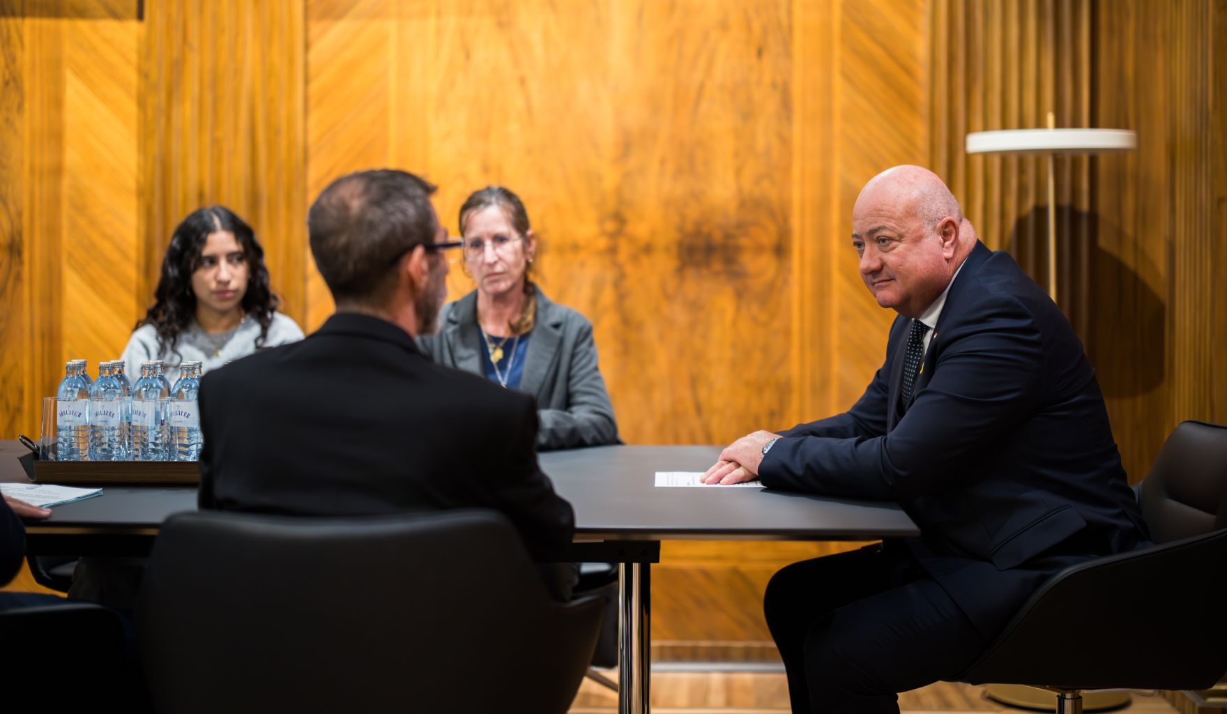 Am 7. Oktober 2025 empfing Bundeskanzler Christian Stocker (r.) gemeinsam mit Staatssekret&auml;r Alexander Pr&ouml;ll Eltern von israelischen Geiseln zu einem Arbeitsgespr&auml;ch.