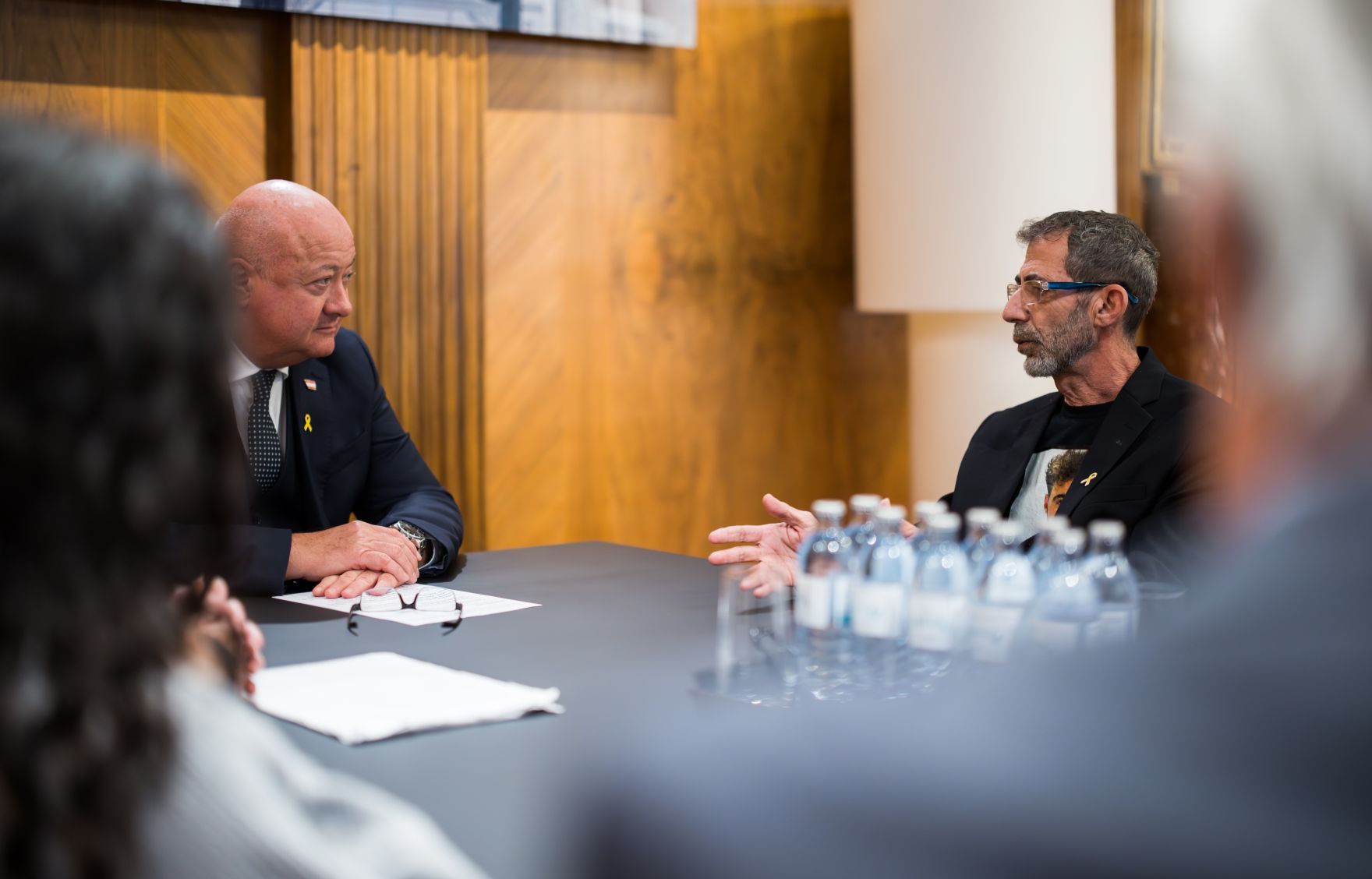 Am 7. Oktober 2025 empfing Bundeskanzler Christian Stocker (m.l.) gemeinsam mit Staatssekret&auml;r Alexander Pr&ouml;ll Eltern von israelischen Geiseln zu einem Arbeitsgespr&auml;ch.