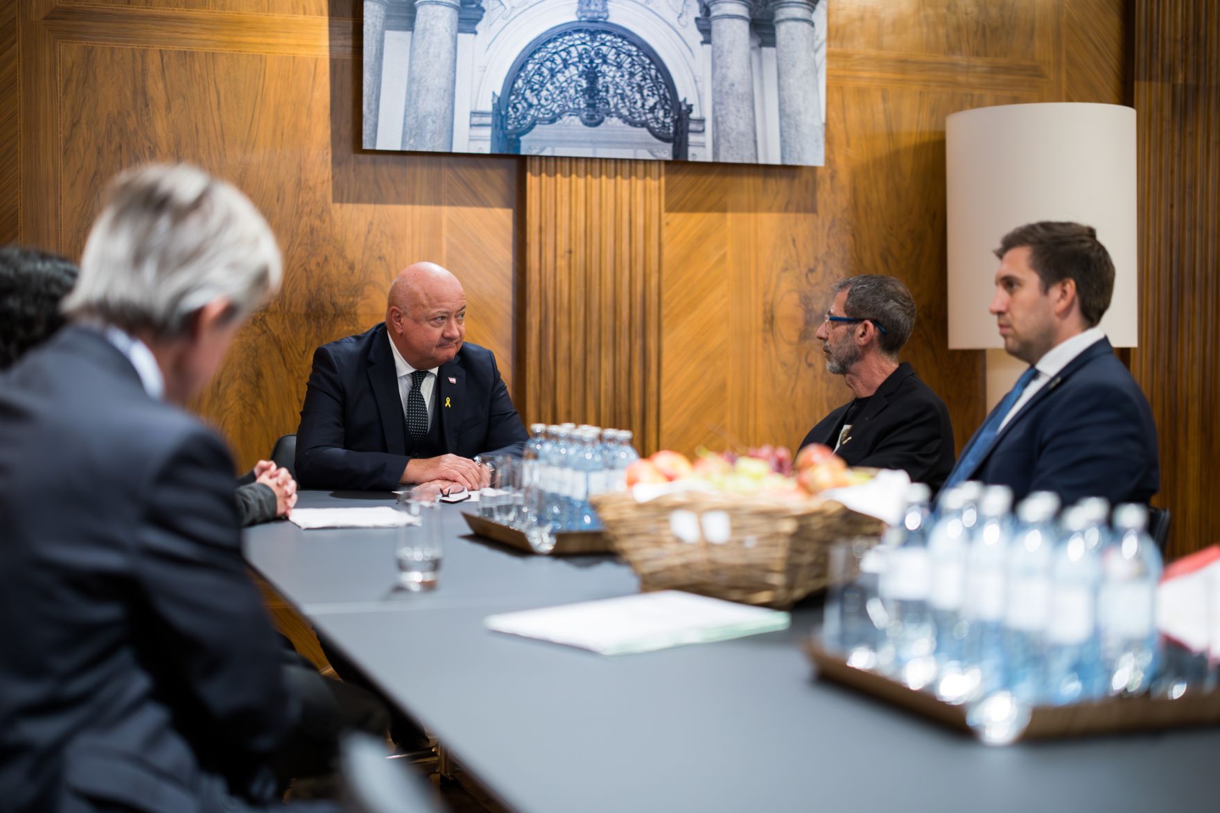 Am 7. Oktober 2025 empfing Bundeskanzler Christian Stocker (m.l.) gemeinsam mit Staatssekret&auml;r Alexander Pr&ouml;ll (r.) Eltern von israelischen Geiseln zu einem Arbeitsgespr&auml;ch.