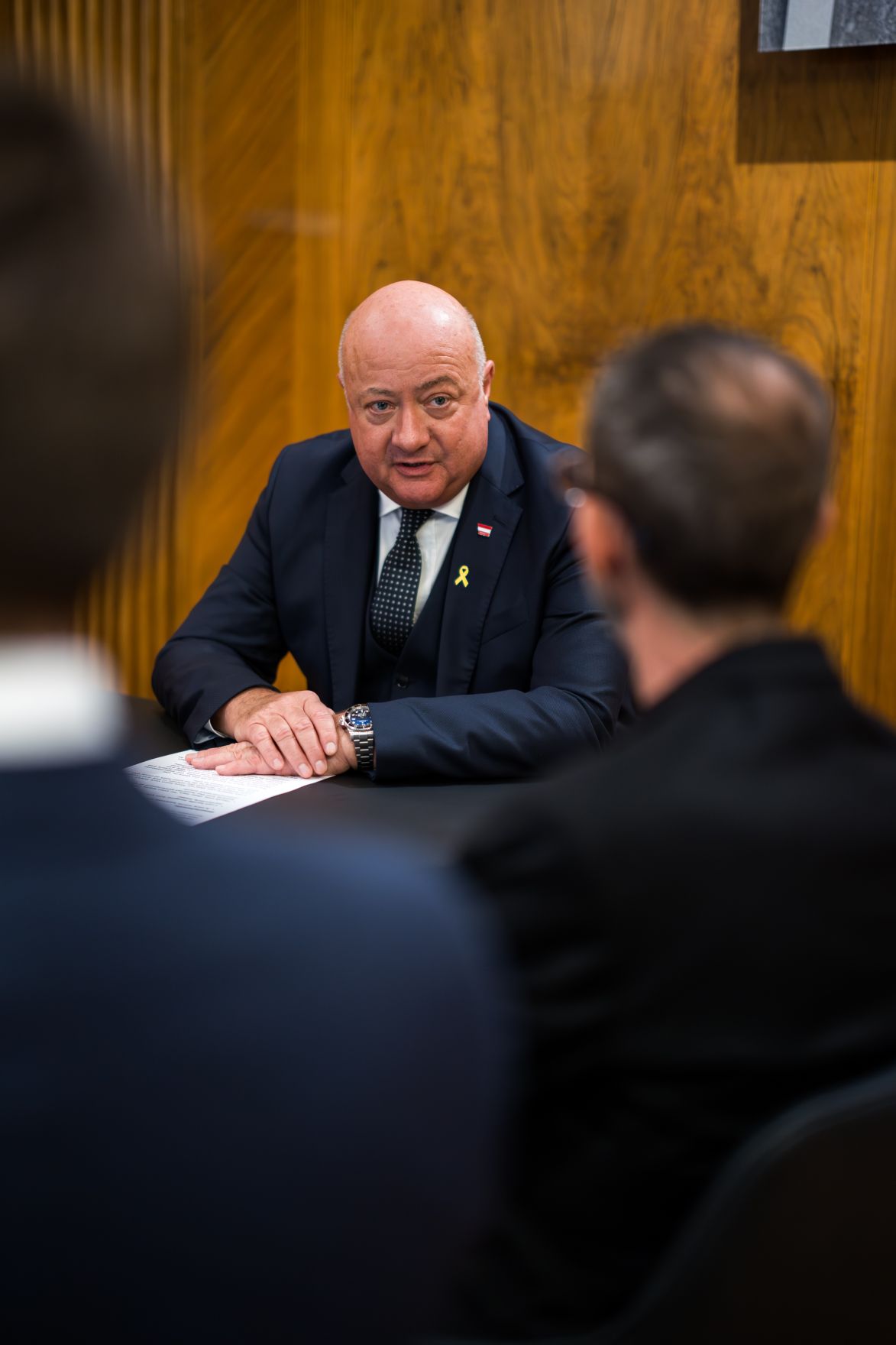 Am 7. Oktober 2025 empfing Bundeskanzler Christian Stocker (m.) gemeinsam mit Staatssekret&auml;r Alexander Pr&ouml;ll Eltern von israelischen Geiseln zu einem Arbeitsgespr&auml;ch.