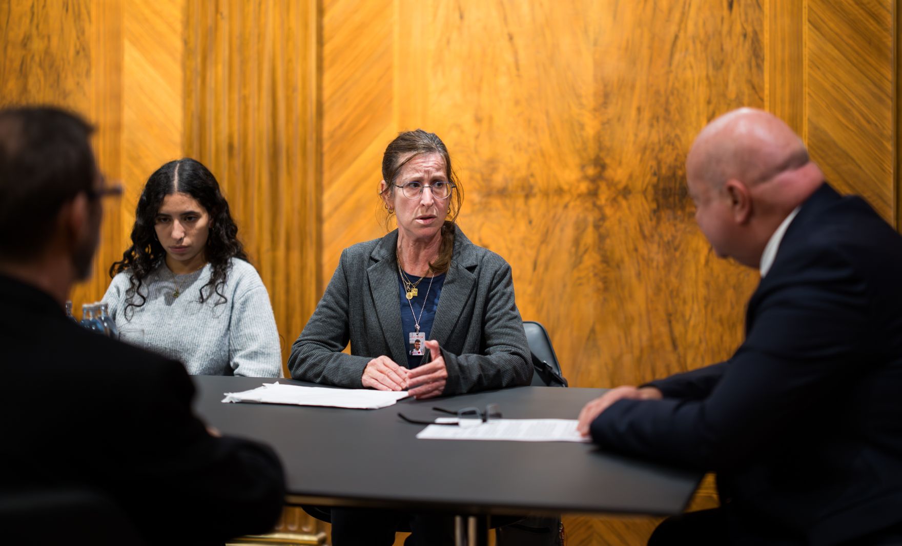 Am 7. Oktober 2025 empfing Bundeskanzler Christian Stocker (r.) gemeinsam mit Staatssekret&auml;r Alexander Pr&ouml;ll Eltern von israelischen Geiseln zu einem Arbeitsgespr&auml;ch.