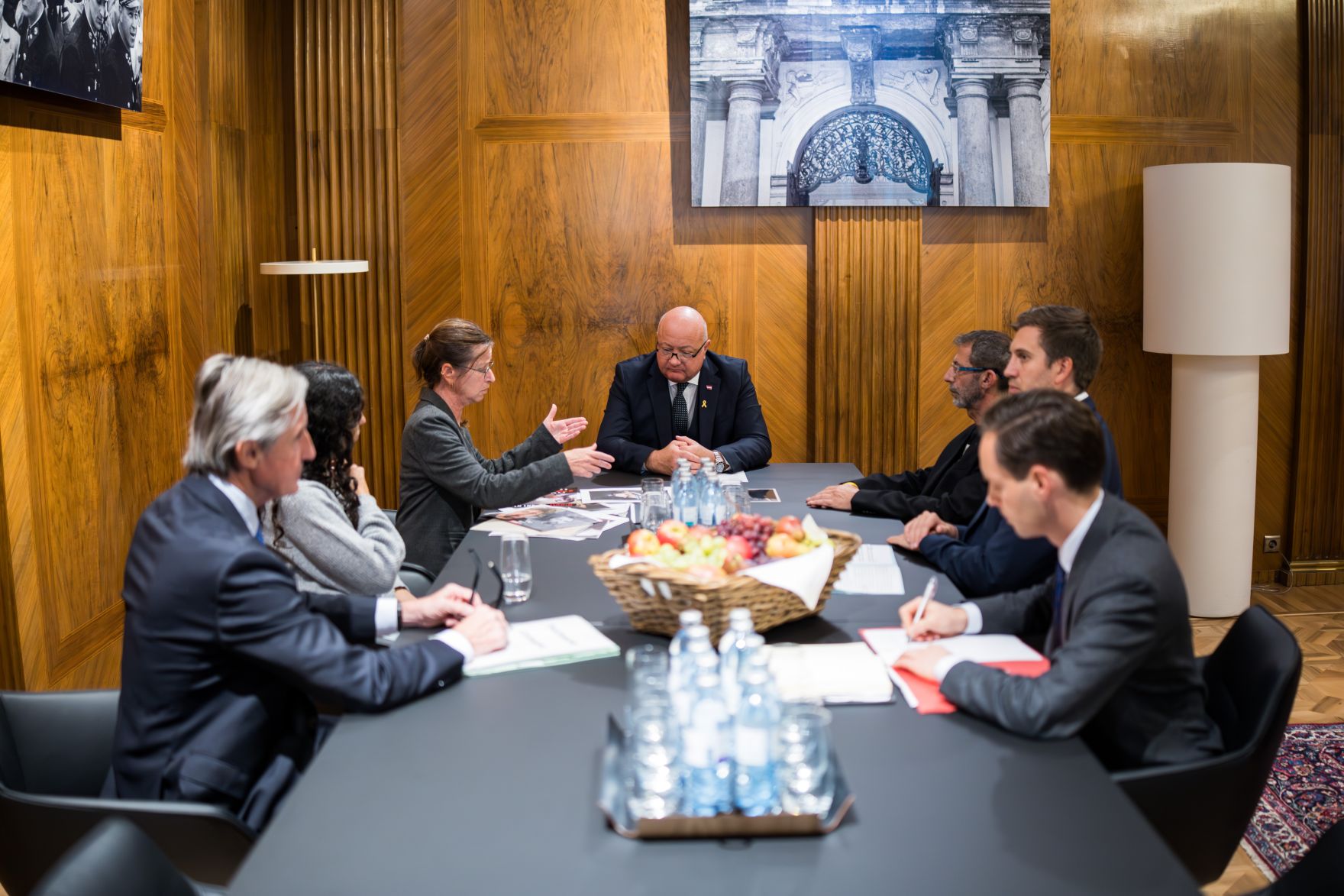 Am 7. Oktober 2025 empfing Bundeskanzler Christian Stocker (r.) gemeinsam mit Staatssekret&auml;r Alexander Pr&ouml;ll (2.v.r.) Eltern von israelischen Geiseln zu einem Arbeitsgespr&auml;ch.