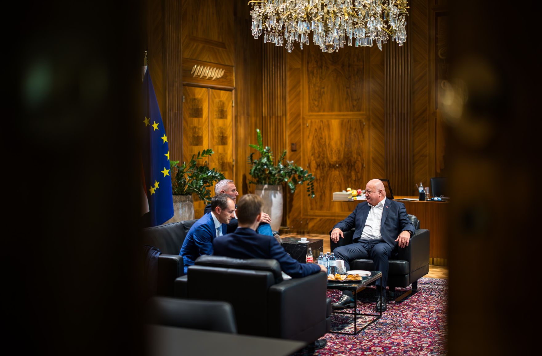 Am 8. Oktober 2025 empfing Bundeskanzler Christian Stocker (r.) den Landeshauptmann der Steiermark Mario Kunasek (2.v.l.) zu einem Arbeitsgespr&auml;ch.