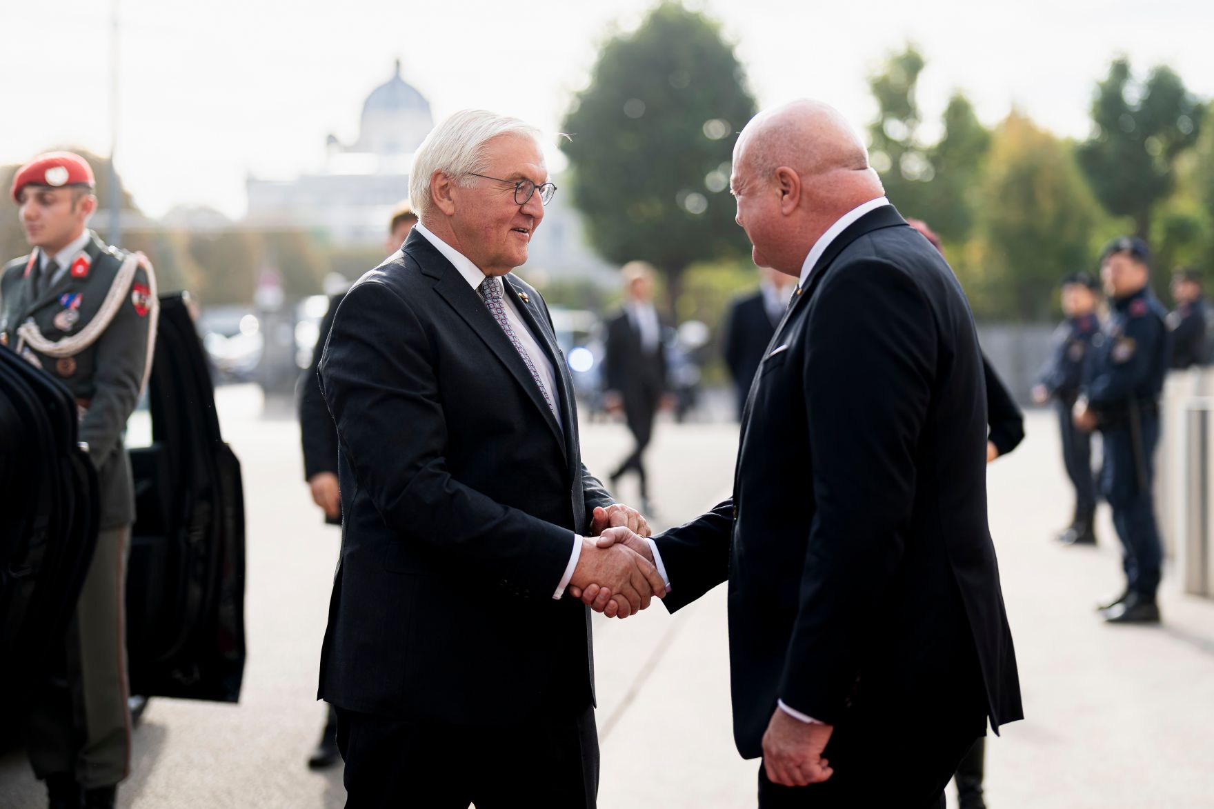Am 21. Oktober 2025 empfing Bundeskanzler Christian Stocker (m.r.) den deutschen Bundespr&auml;sidenten Frank-Walter Steinmeier (m.l.) zu einem Arbeitsgespr&auml;ch.