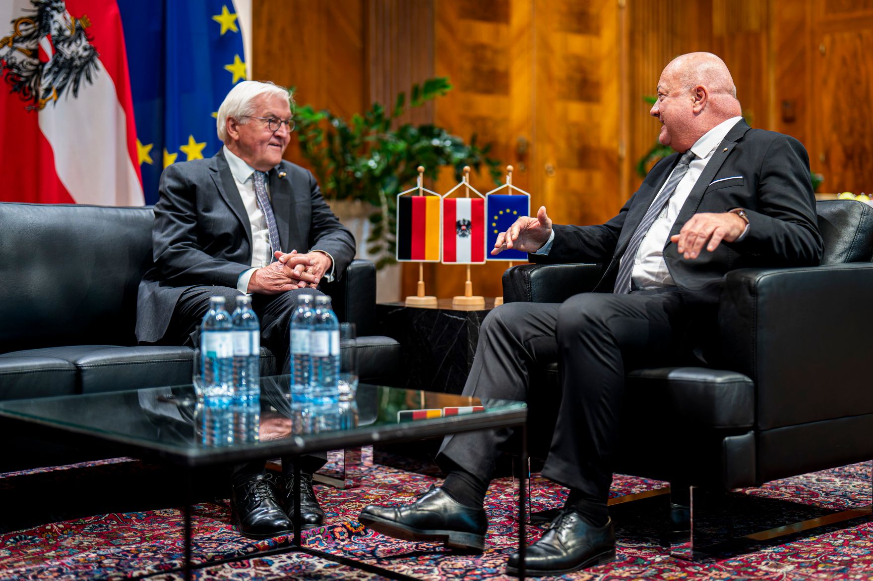 Am 21. Oktober 2025 empfing Bundeskanzler Christian Stocker (r.) den deutschen Bundespr&auml;sidenten Frank-Walter Steinmeier (l.) zu einem Arbeitsgespr&auml;ch.