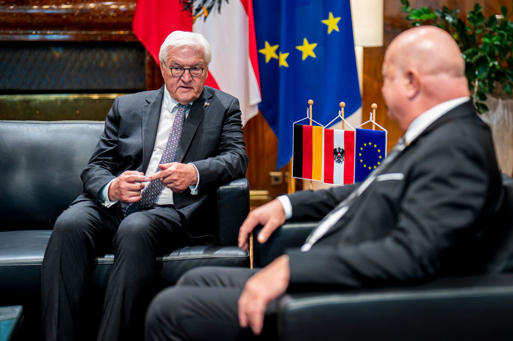 Am 21. Oktober 2025 empfing Bundeskanzler Christian Stocker (r.) den deutschen Bundespr&auml;sidenten Frank-Walter Steinmeier (l.) zu einem Arbeitsgespr&auml;ch.