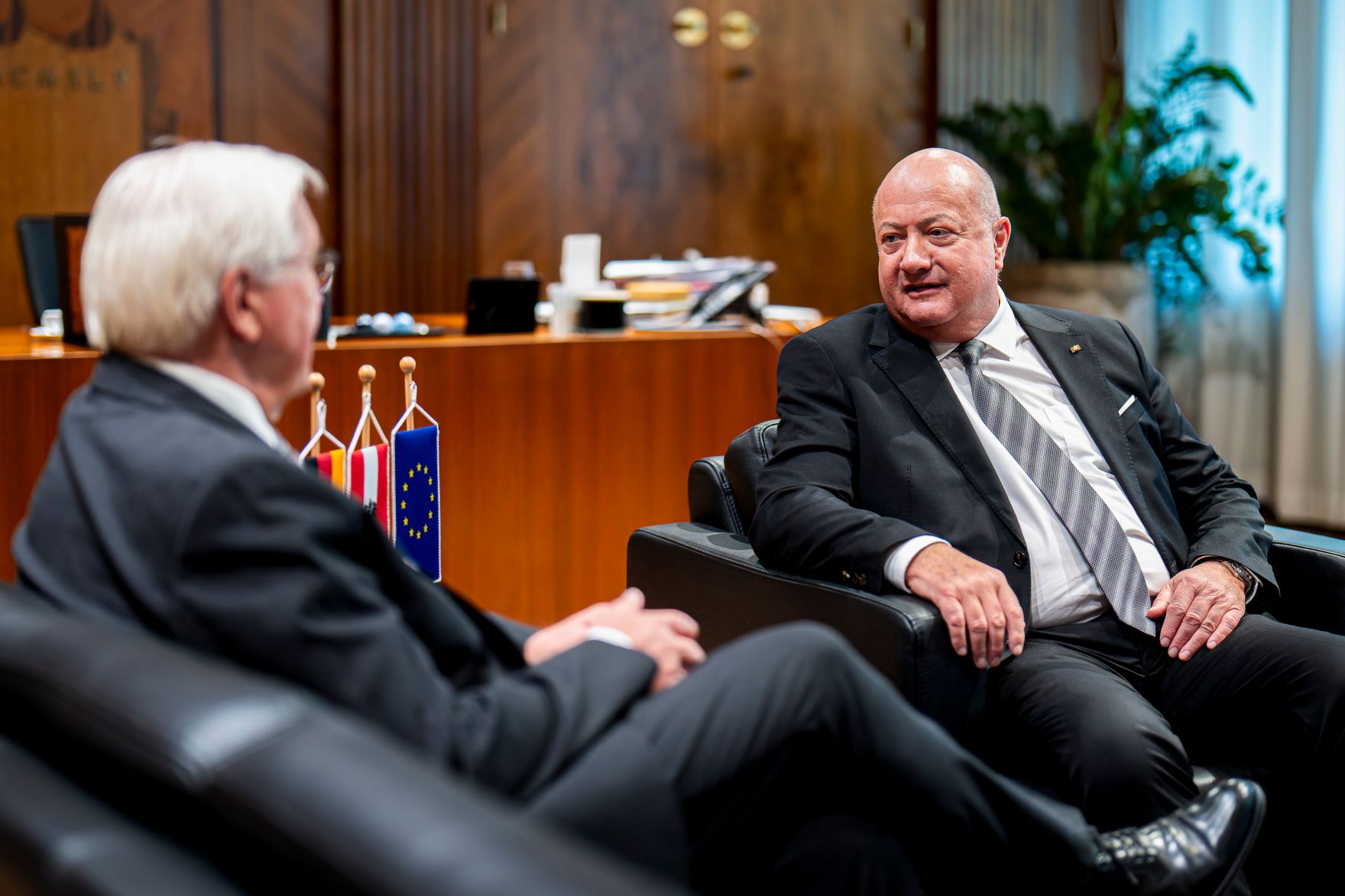 Am 21. Oktober 2025 empfing Bundeskanzler Christian Stocker (r.) den deutschen Bundespr&auml;sidenten Frank-Walter Steinmeier (l.) zu einem Arbeitsgespr&auml;ch.