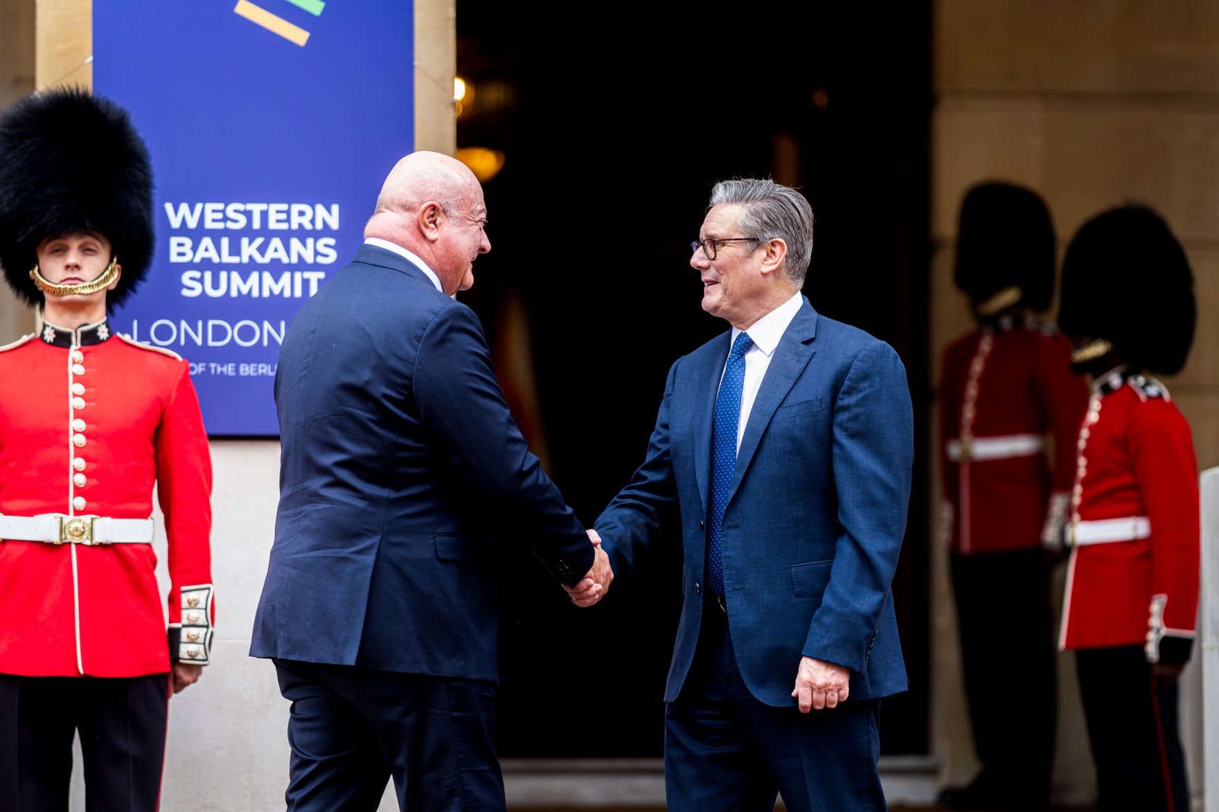 Am 22. Oktober 2025 reiste Bundeskanzler Christian Stocker (l.) zu einem Arbeitsbesuch nach London anl&auml;sslich des Westbalkan-Gipfels im Rahmen des Berlin-Prozesses. Im Bild mit Keir Starmer (r.) dem Premierminister des Vereinigten K&ouml;nigreichs.