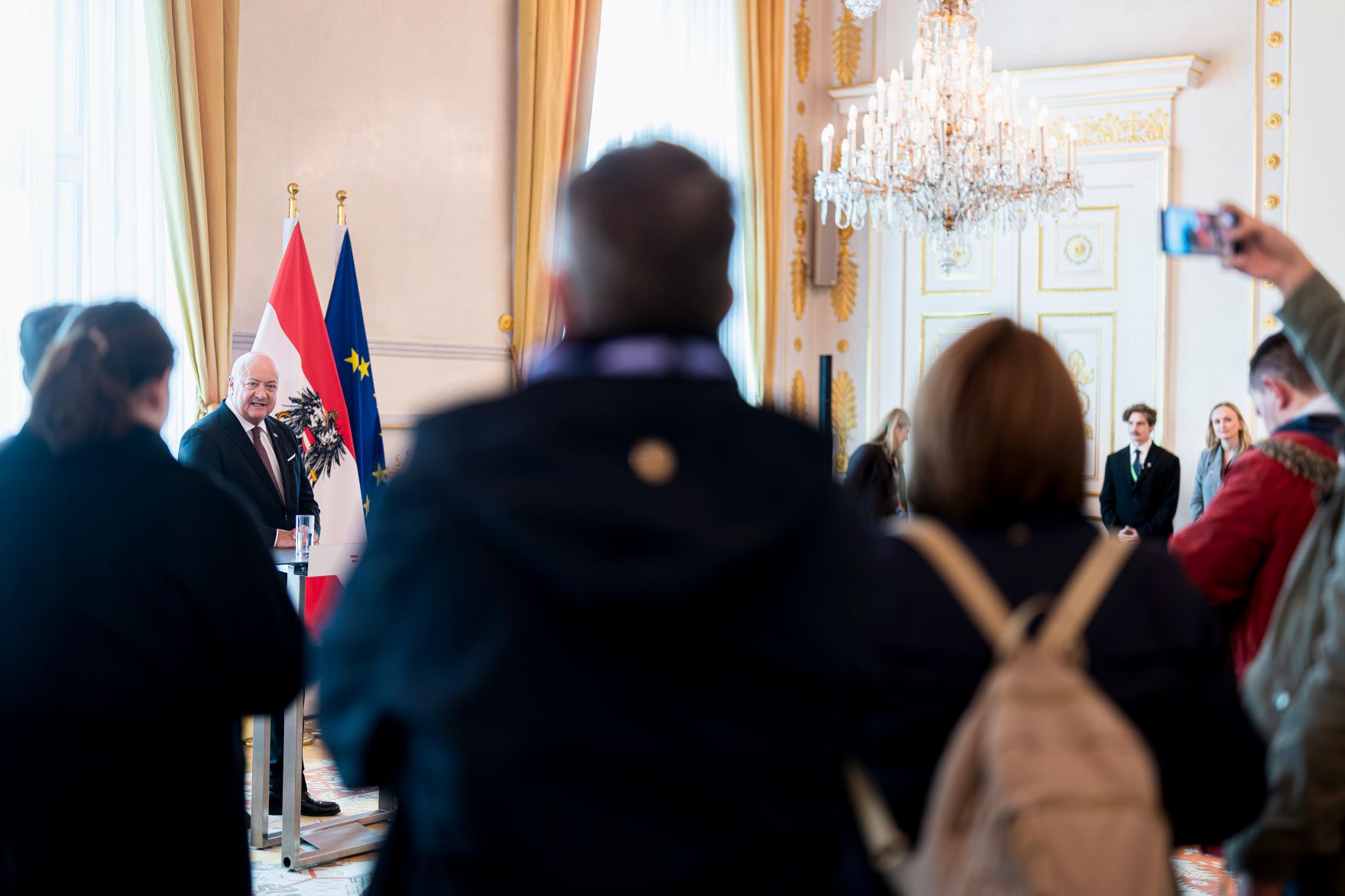 Am 26. Oktober 2025 lud Bundeskanzler Christian Stocker (2.v.l.) anl&auml;sslich des Nationalfeiertags Besucherinnen und Besucher zum Tag der offenen T&uuml;r ins Bundeskanzleramt.