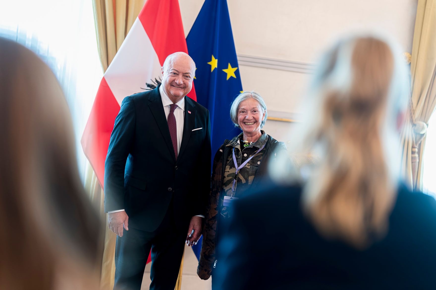 Am 26. Oktober 2025 lud Bundeskanzler Christian Stocker (m.l.) anl&auml;sslich des Nationalfeiertags Besucherinnen und Besucher zum Tag der offenen T&uuml;r ins Bundeskanzleramt.