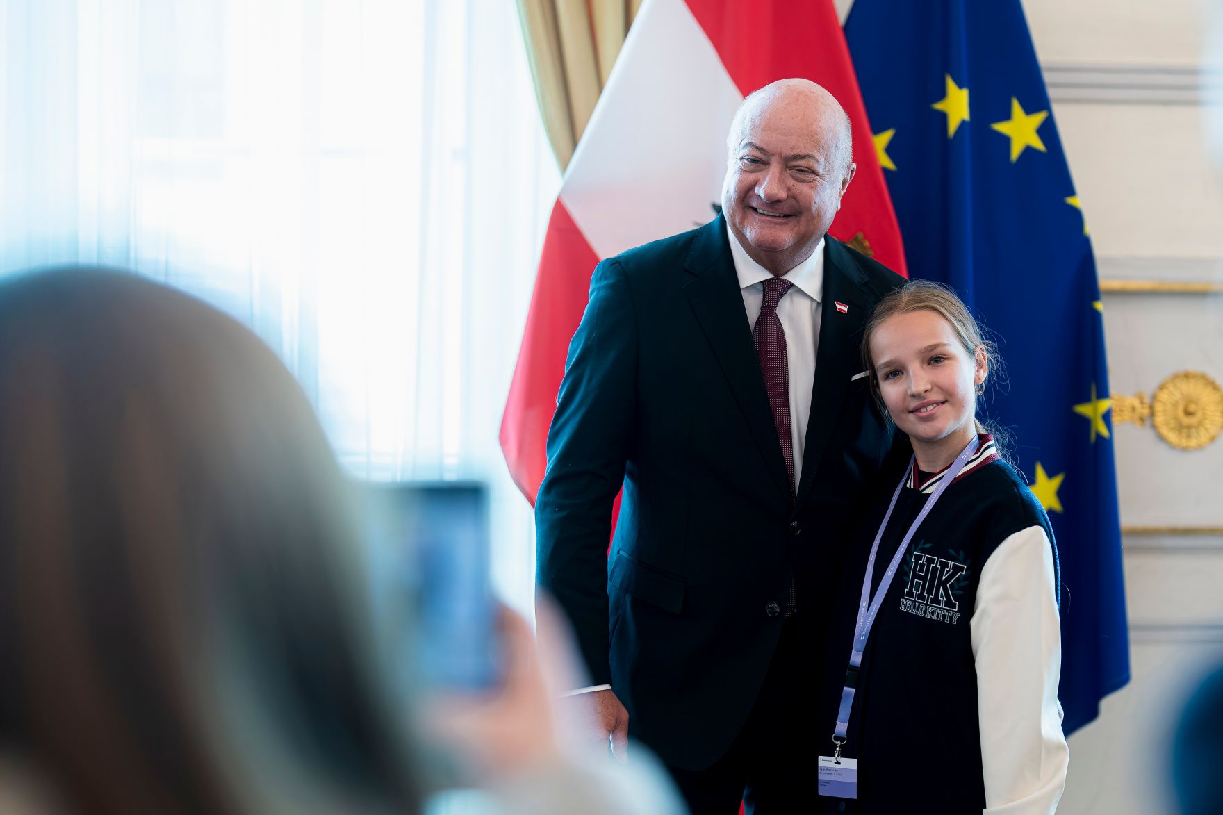 Am 26. Oktober 2025 lud Bundeskanzler Christian Stocker (m.) anl&auml;sslich des Nationalfeiertags Besucherinnen und Besucher zum Tag der offenen T&uuml;r ins Bundeskanzleramt.