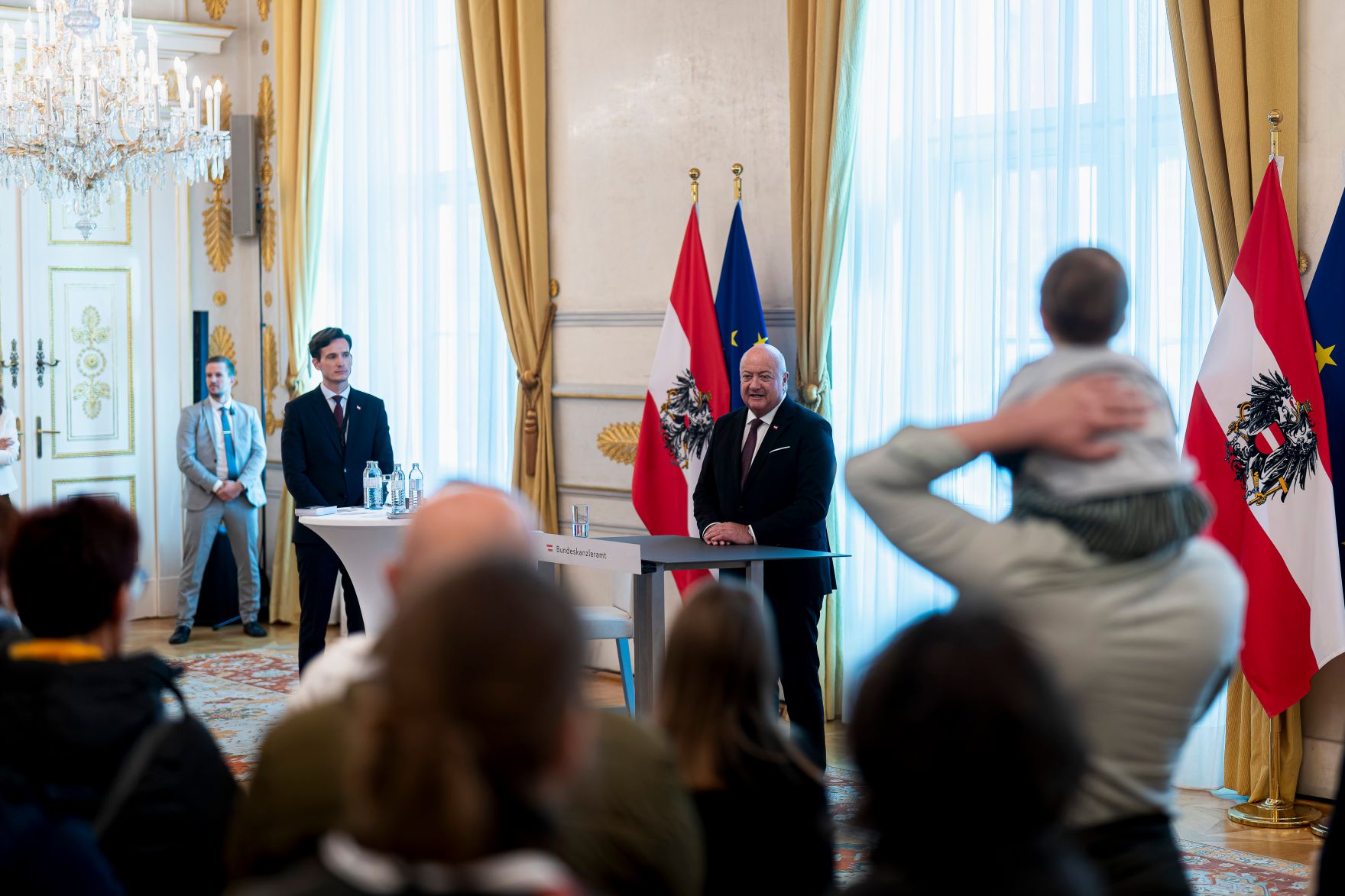 Am 26. Oktober 2025 lud Bundeskanzler Christian Stocker anl&auml;sslich des Nationalfeiertags Besucherinnen und Besucher zum Tag der offenen T&uuml;r ins Bundeskanzleramt.