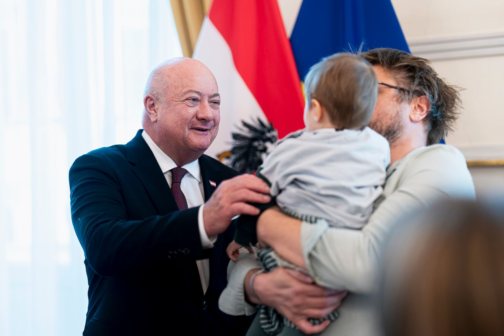 Am 26. Oktober 2025 lud Bundeskanzler Christian Stocker (l.) anl&auml;sslich des Nationalfeiertags Besucherinnen und Besucher zum Tag der offenen T&uuml;r ins Bundeskanzleramt.