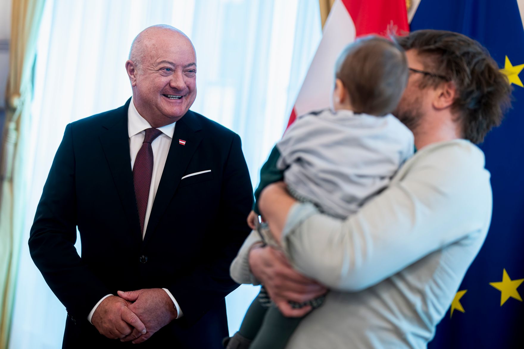 Am 26. Oktober 2025 lud Bundeskanzler Christian Stocker (l.) anl&auml;sslich des Nationalfeiertags Besucherinnen und Besucher zum Tag der offenen T&uuml;r ins Bundeskanzleramt.
