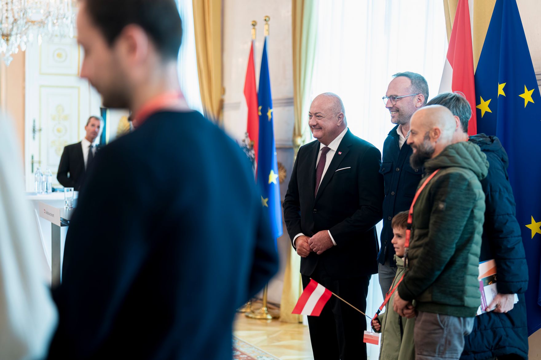 Am 26. Oktober 2025 lud Bundeskanzler Christian Stocker (m.r.) anl&auml;sslich des Nationalfeiertags Besucherinnen und Besucher zum Tag der offenen T&uuml;r ins Bundeskanzleramt.