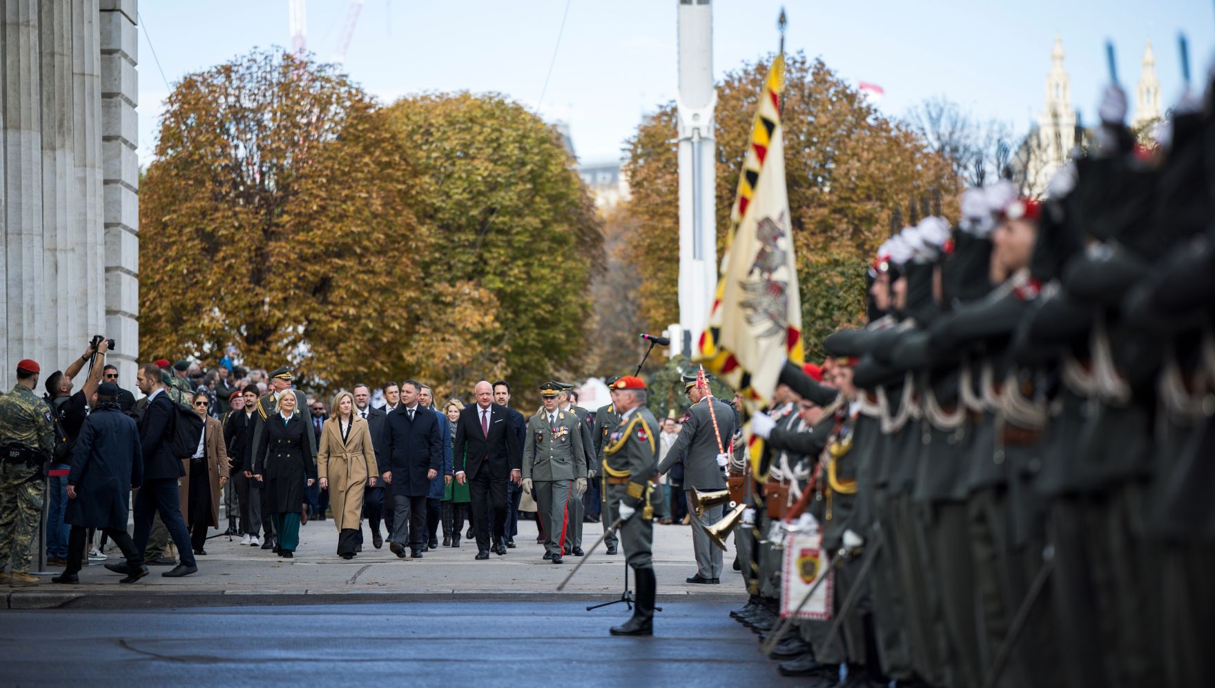 Am 26. Oktober 2025 fanden anl&auml;sslich des Nationalfeiertages Feierlichkeiten am Wiener Heldenplatz statt. Im Bild Bundeskanzler Christian Stocker (18.v.l.) mit Vizekanzler Andreas Babler (15.v.l.), Bundesministerin Klaudia Tanner (11.v.l.), Staatssekret&auml;r Josef Schellhorn (13.v.l.), Bundesminister Peter Hanke (14.v.l.), Bundesministerin Beate Meinl-Reisinger (12.v.l.), Bundesminister Wolfgang Hattmannsdorfer (16.v.l.), Bundesministerin Eva-Maria Holzleithner (17.v.l.) und Bundesminister Christoph Wiederkehr (19.v.l.).