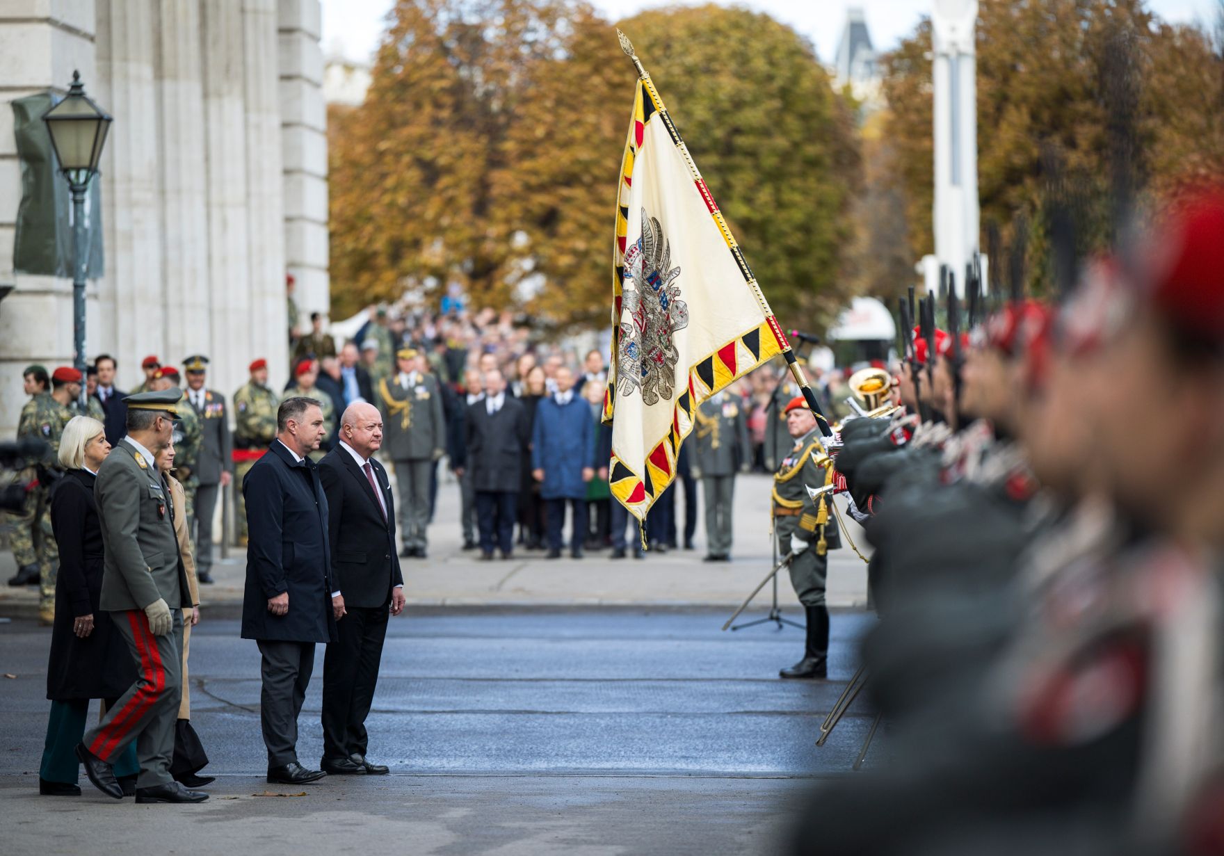 Am 26. Oktober 2025 fanden anl&auml;sslich des Nationalfeiertages Feierlichkeiten am Wiener Heldenplatz statt. Im Bild Bundeskanzler Christian Stocker (11.v.l.) mit Vizekanzler Andreas Babler (9.v.l.), Bundesministerin Klaudia Tanner (4.v.l.) und Bundesministerin Beate Meinl-Reisinger (6.v.l.).