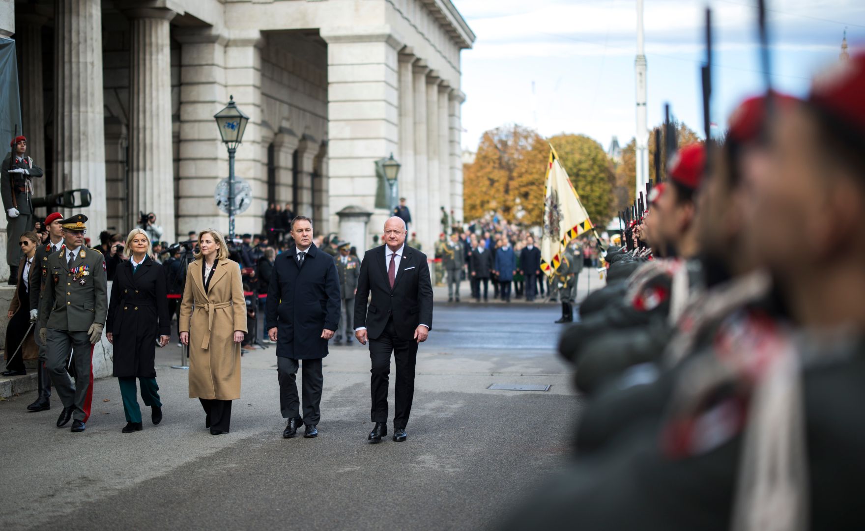 Am 26. Oktober 2025 fanden anl&auml;sslich des Nationalfeiertages Feierlichkeiten am Wiener Heldenplatz statt. Im Bild Bundeskanzler Christian Stocker (8.v.l.) mit Vizekanzler Andreas Babler (7.v.l.), Bundesministerin Klaudia Tanner (5.v.l.) und Bundesministerin Beate Meinl-Reisinger (6.v.l.).