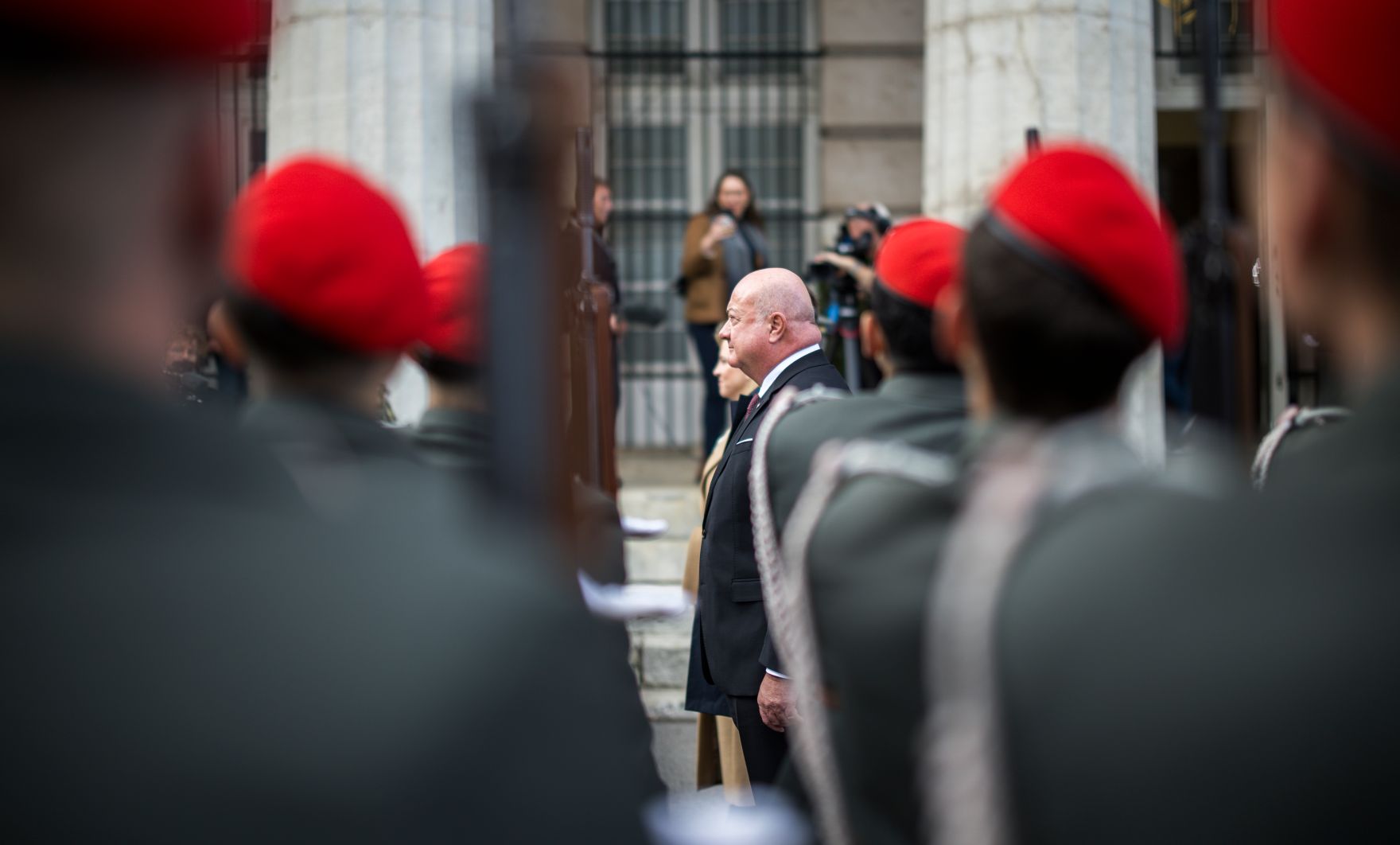 Am 26. Oktober 2025 fanden anl&auml;sslich des Nationalfeiertages Feierlichkeiten am Wiener Heldenplatz statt. Im Bild Bundeskanzler Christian Stocker (m.).