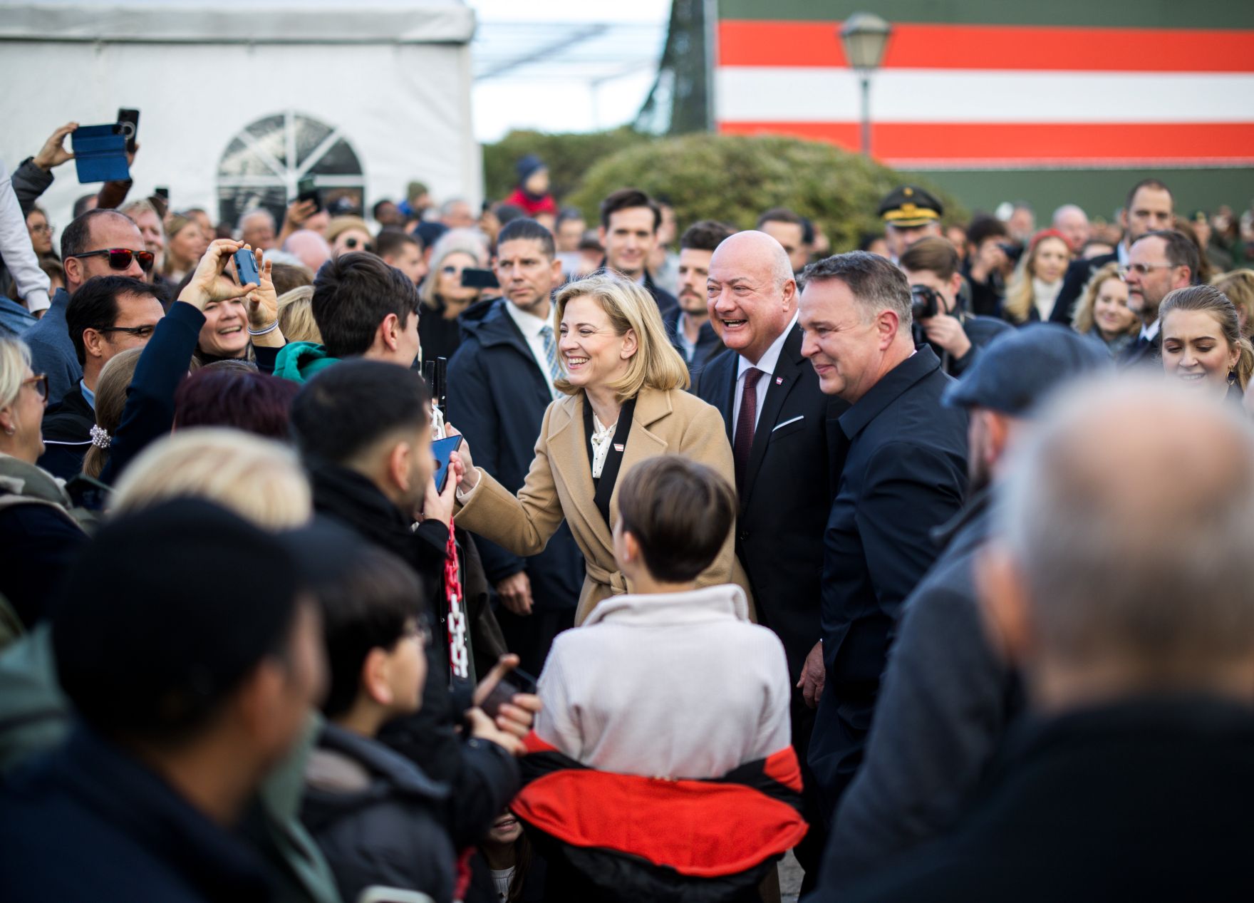 Am 26. Oktober 2025 fanden anl&auml;sslich des Nationalfeiertages Feierlichkeiten am Wiener Heldenplatz statt. Im Bild Bundeskanzler Christian Stocker (m.r.) mit Vizekanzler Andreas Babler (r.), und Bundesministerin Beate Meinl-Reisinger (m.).