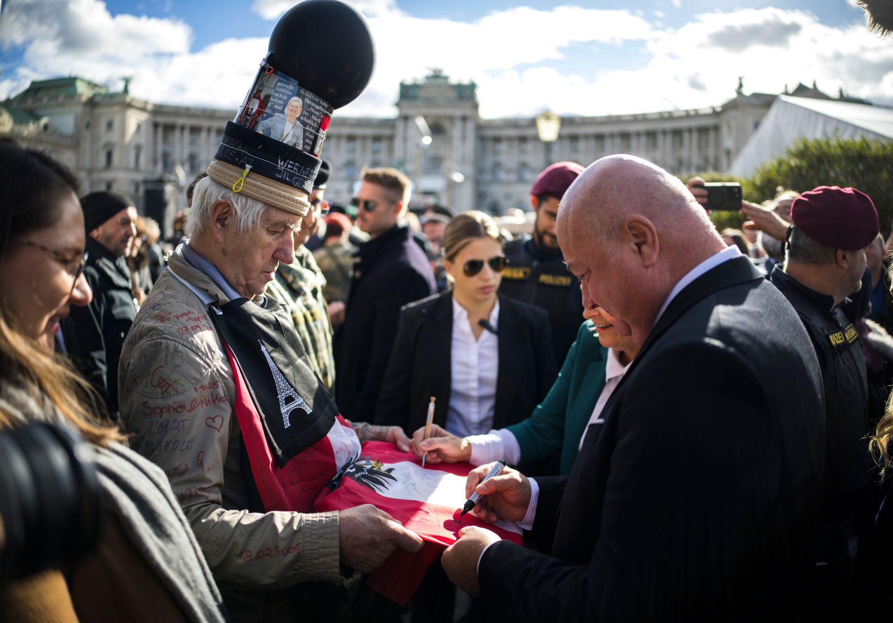 Am 26. Oktober 2025 fanden anl&auml;sslich des Nationalfeiertages Feierlichkeiten am Wiener Heldenplatz statt. Im Bild Bundeskanzler Christian Stocker (r.).