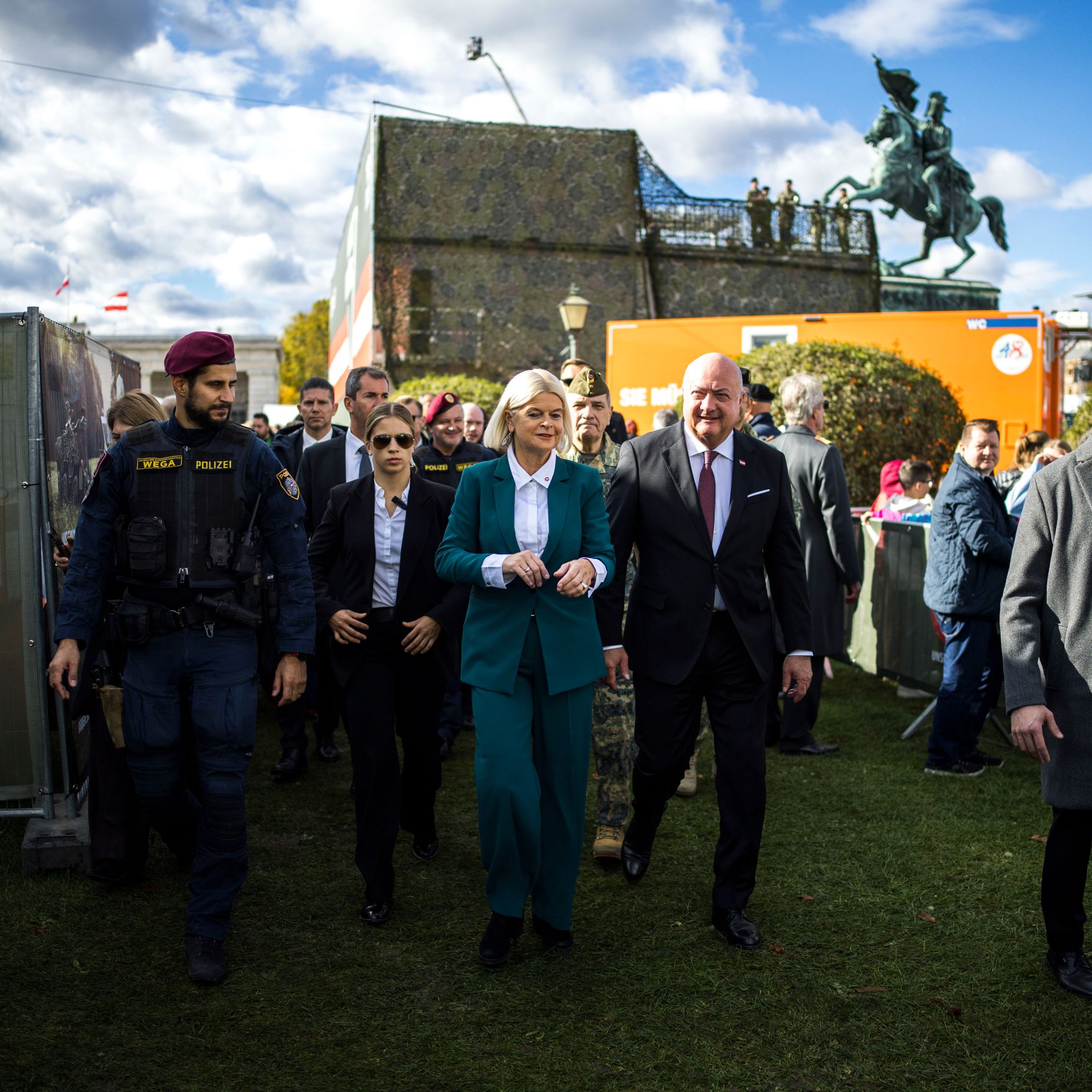 Am 26. Oktober 2025 fanden anl&auml;sslich des Nationalfeiertages Feierlichkeiten am Wiener Heldenplatz statt. Im Bild Bundeskanzler Christian Stocker (m.r.) mit Bundesministerin Klaudia Tanner (m.).