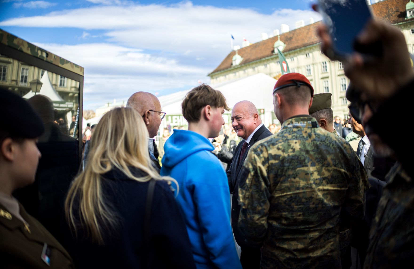 Am 26. Oktober 2025 fanden anl&auml;sslich des Nationalfeiertages Feierlichkeiten am Wiener Heldenplatz statt. Im Bild Bundeskanzler Christian Stocker (m.r.).