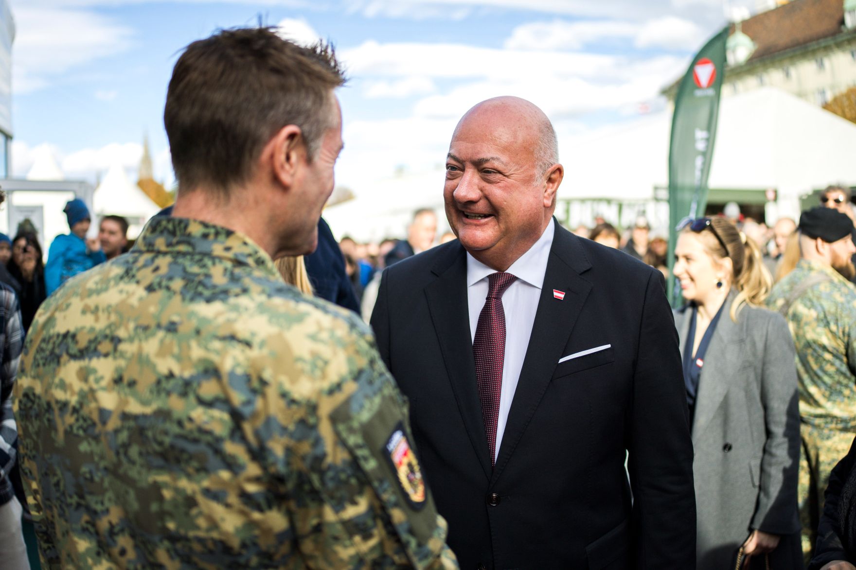 Am 26. Oktober 2025 fanden anl&auml;sslich des Nationalfeiertages Feierlichkeiten am Wiener Heldenplatz statt. Im Bild Bundeskanzler Christian Stocker (m.).