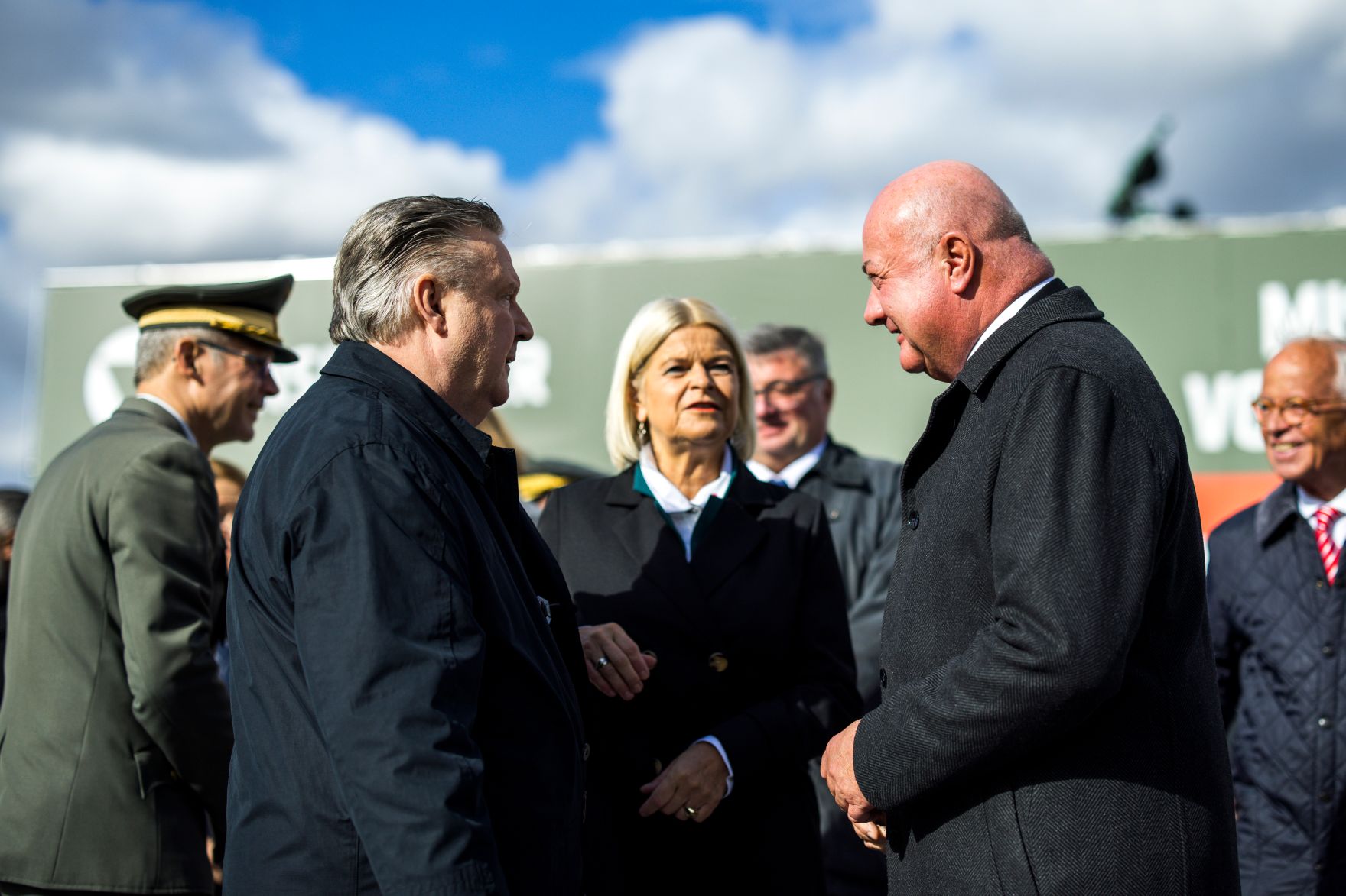 Am 26. Oktober 2025 fanden anl&auml;sslich des Nationalfeiertages Feierlichkeiten am Wiener Heldenplatz statt. Im Bild Bundeskanzler Christian Stocker (m.r.) mit Bundesministerin Klaudia Tanner (m.) und B&uuml;rgermeister von Wien Michael Ludwig (m.l.).