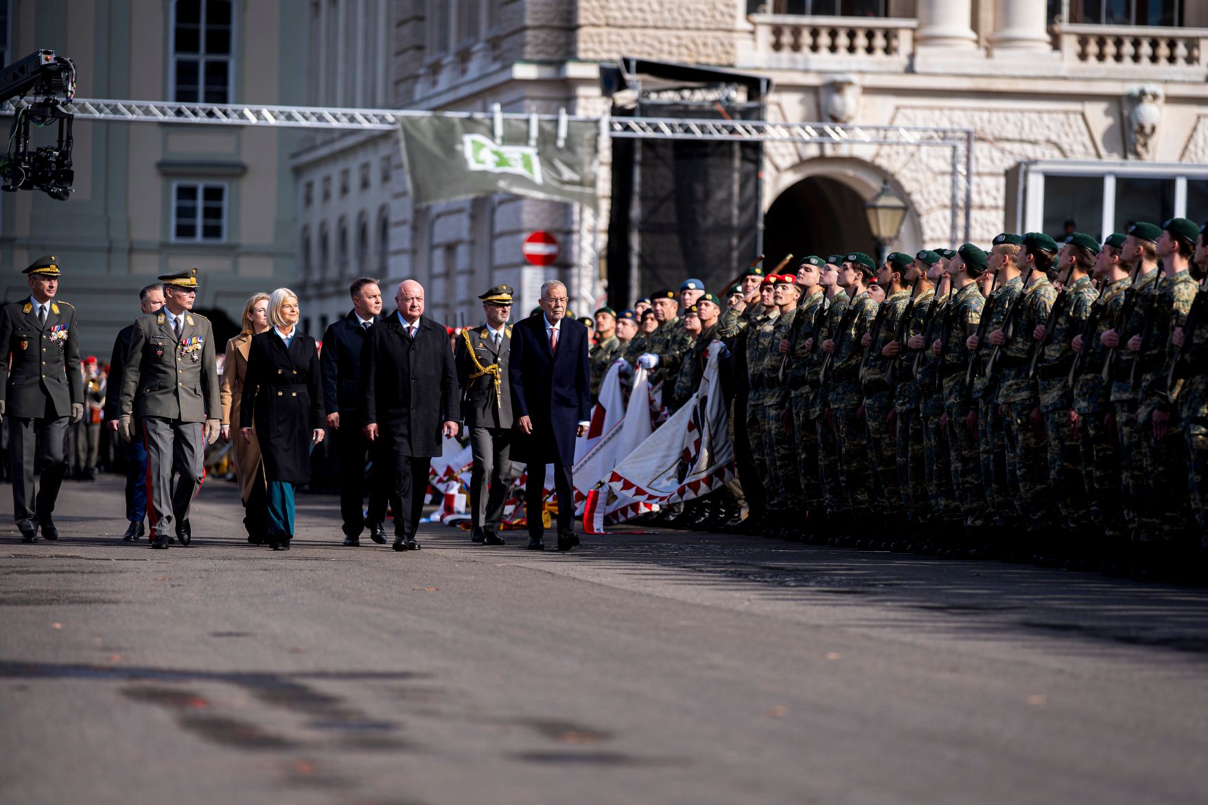 Am 26. Oktober 2025 fanden anl&auml;sslich des Nationalfeiertages Feierlichkeiten am Wiener Heldenplatz statt. Im Bild Bundeskanzler Christian Stocker (7.v.l.) mit Vizekanzler Andreas Babler (6.v.l.), Bundespr&auml;sident Alexander Van der Bellen (9.v.l.), Bundesministerin Klaudia Tanner (5.v.l.), Bundesministerin Beate Meinl-Reisinger (4.v.l.) und B&uuml;rgermeister von Wien Michael Ludwig (2.v.l.).