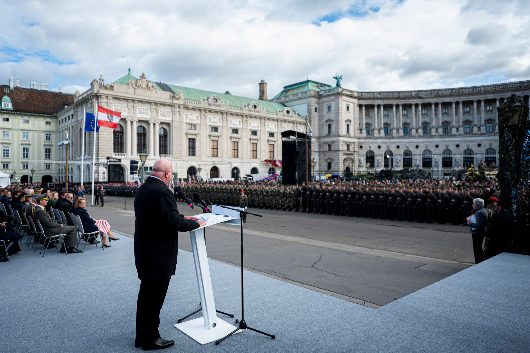 Am 26. Oktober 2025 hielt Bundeskanzler Christian Stocker im Rahmen der Angelobung der Rekrutinnen und Rekruten des &ouml;sterreichischen Bundesheeres auf dem Wiener Heldenplatz eine Rede zum &Ouml;sterreichischen Nationalfeiertag.