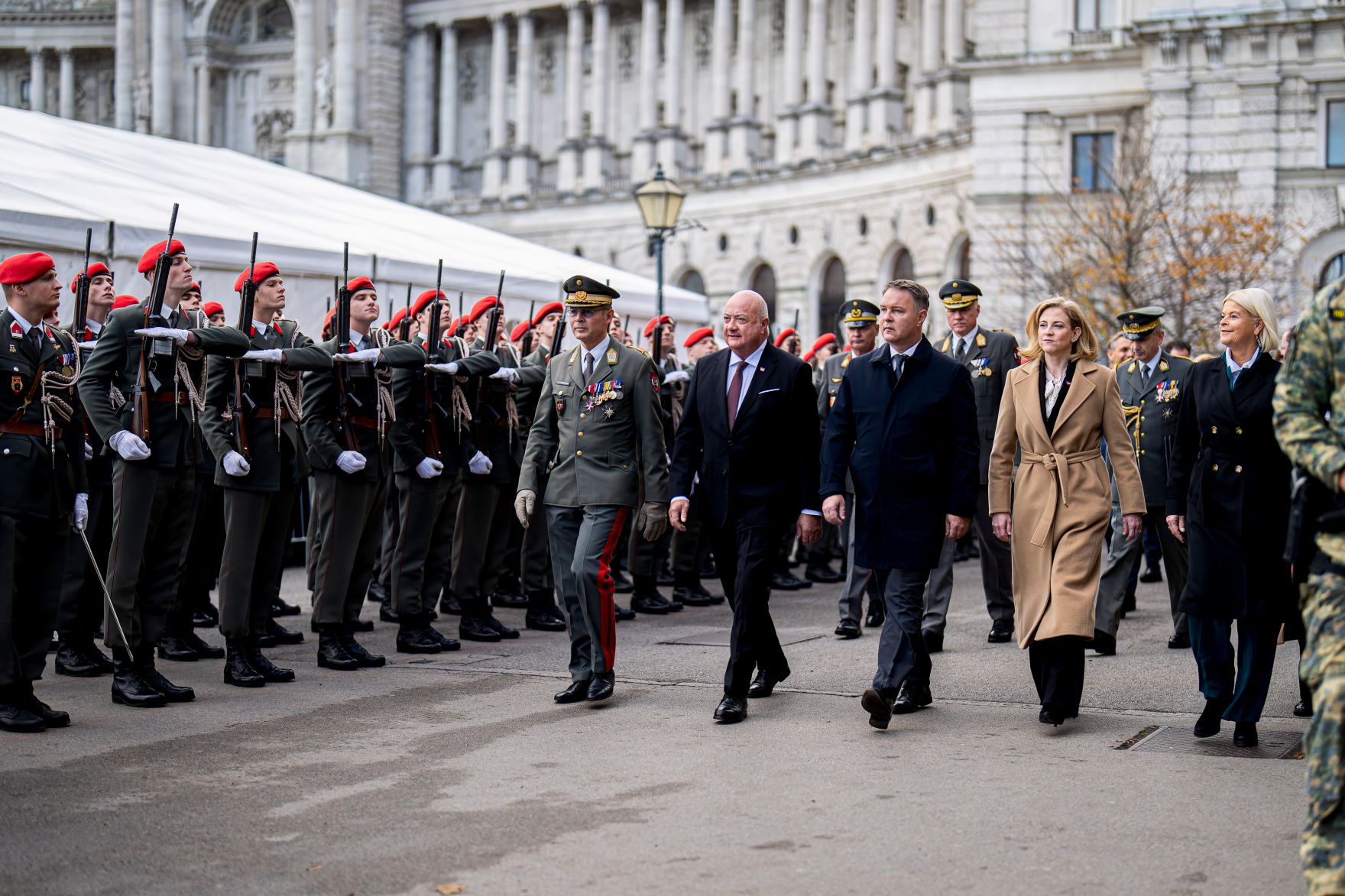 Am 26. Oktober 2025 fand anl&auml;sslich des Nationalfeiertages die traditionelle Kranzniederlegung im Weihraum am Wiener Heldenplatz statt. Im Bild Bundeskanzler Christian Stocker (m.l.) mit Vizekanzler Andreas Babler (m.),Bundesministerin Beate Meinl-Reisinger (m.r.) und Bundesministerin Claudia Tanner (r.).