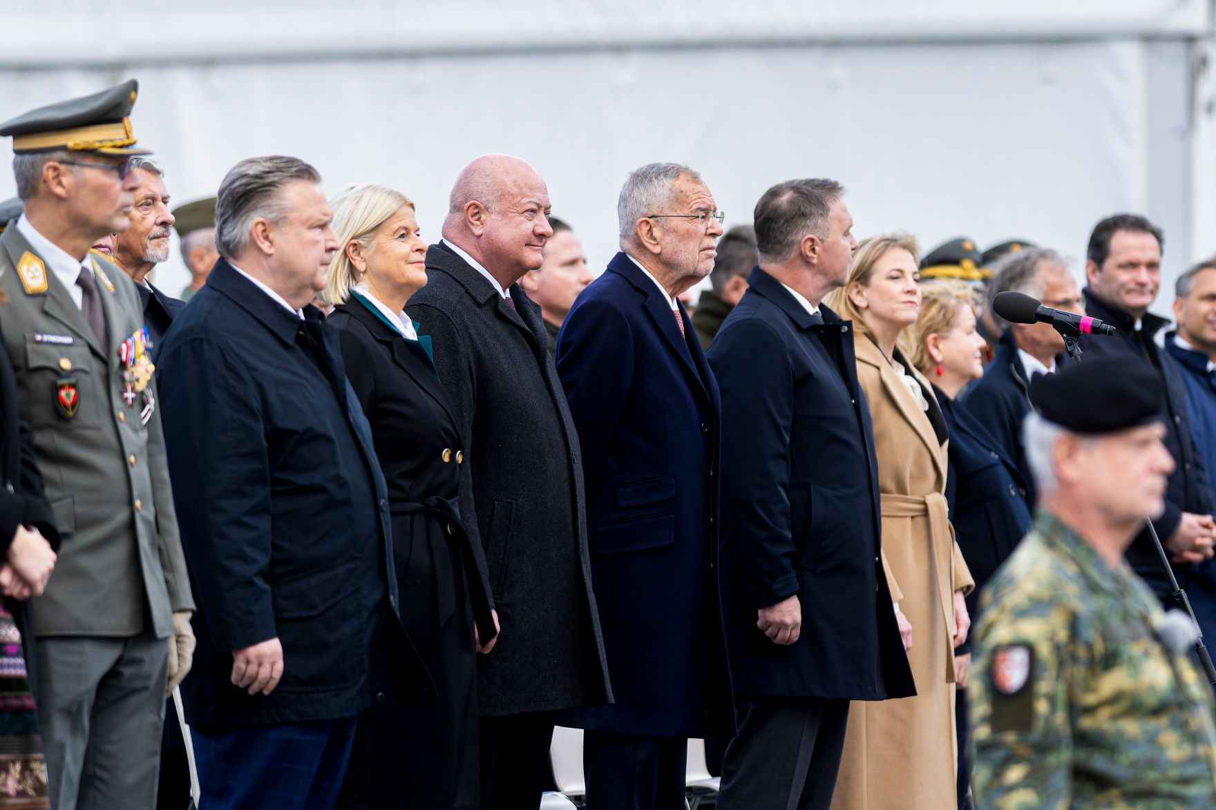Am 26. Oktober 2025 fanden anl&auml;sslich des Nationalfeiertages Feierlichkeiten am Wiener Heldenplatz statt. Im Bild Bundeskanzler Christian Stocker (5.v.l.) mit Vizekanzler Andreas Babler (7.v.l.), Bundespr&auml;sident Alexander Van der Bellen (6.v.l.), Bundesministerin Klaudia Tanner (4.v.l.), Bundesministerin Beate Meinl-Reisinger (8.v.l.) und B&uuml;rgermeister von Wien Michael Ludwig (3.v.l.).
