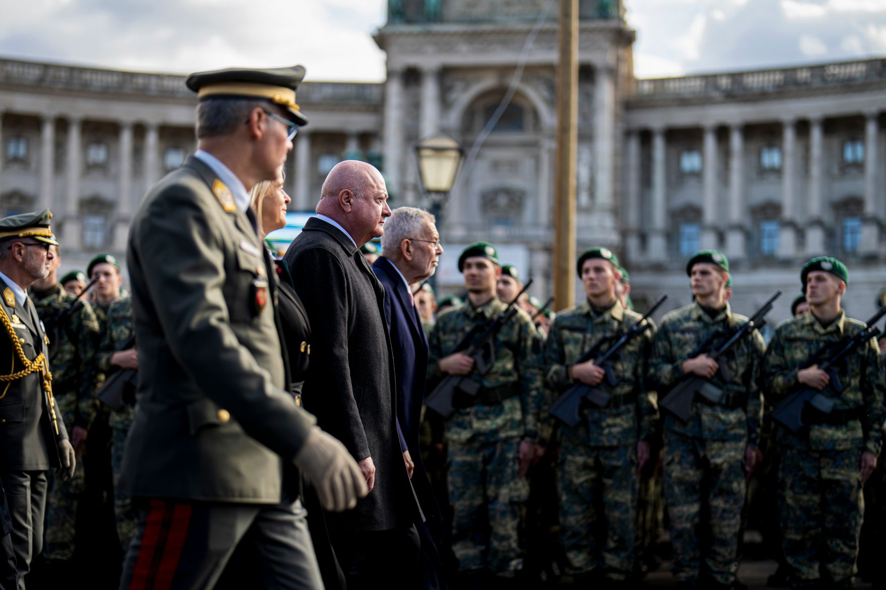 Am 26. Oktober 2025 fanden anl&auml;sslich des Nationalfeiertages Feierlichkeiten am Wiener Heldenplatz statt. Im Bild Bundeskanzler Christian Stocker (m.) mit Bundespr&auml;sident Alexander Van der Bellen (m.r.) und Bundesministerin Klaudia Tanner (m.l.).