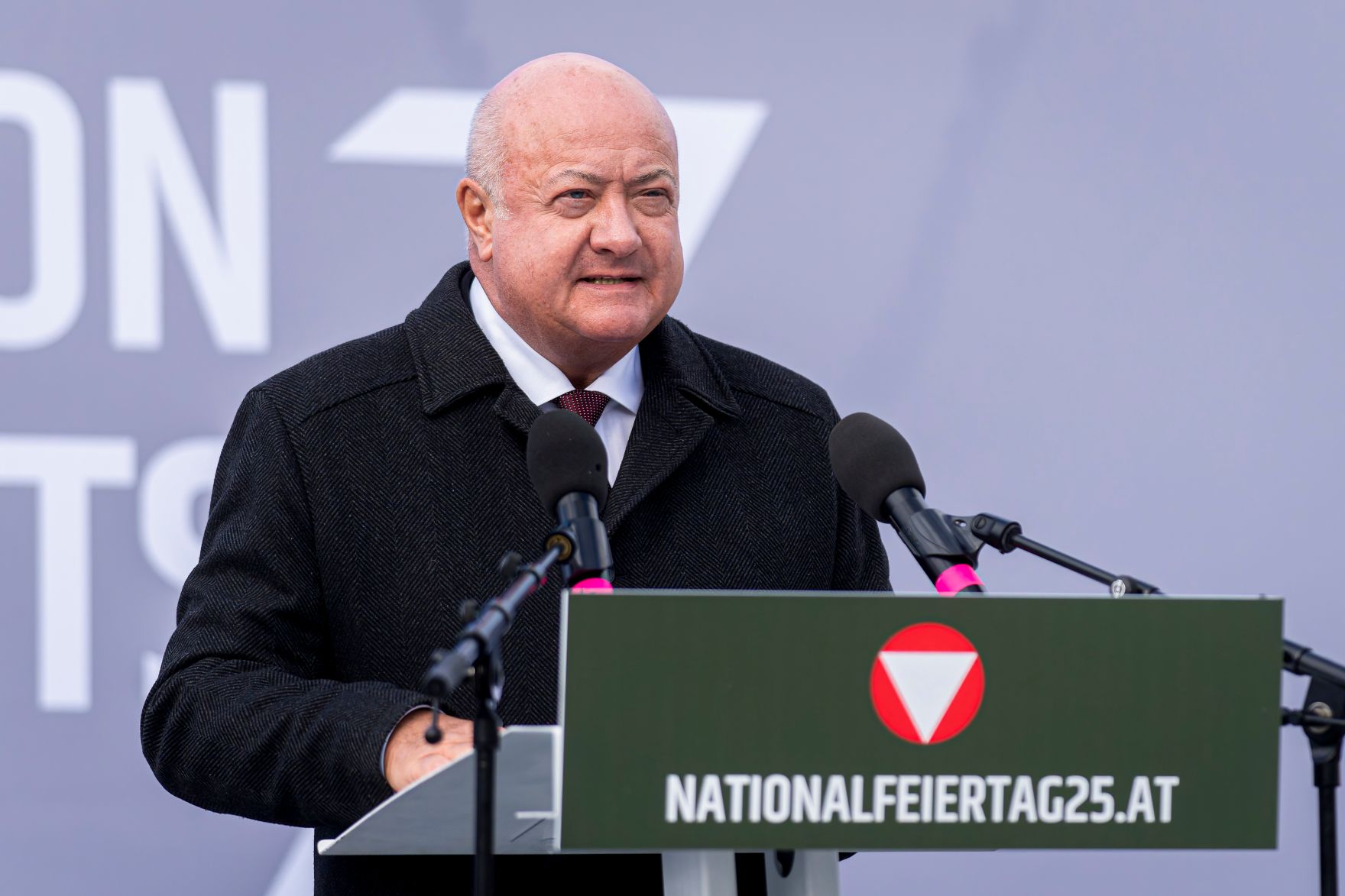 Am 26. Oktober 2025 hielt Bundeskanzler Christian Stocker (im Bild) im Rahmen der Angelobung der Rekrutinnen und Rekruten des &ouml;sterreichischen Bundesheeres auf dem Wiener Heldenplatz eine Rede zum &Ouml;sterreichischen Nationalfeiertag.