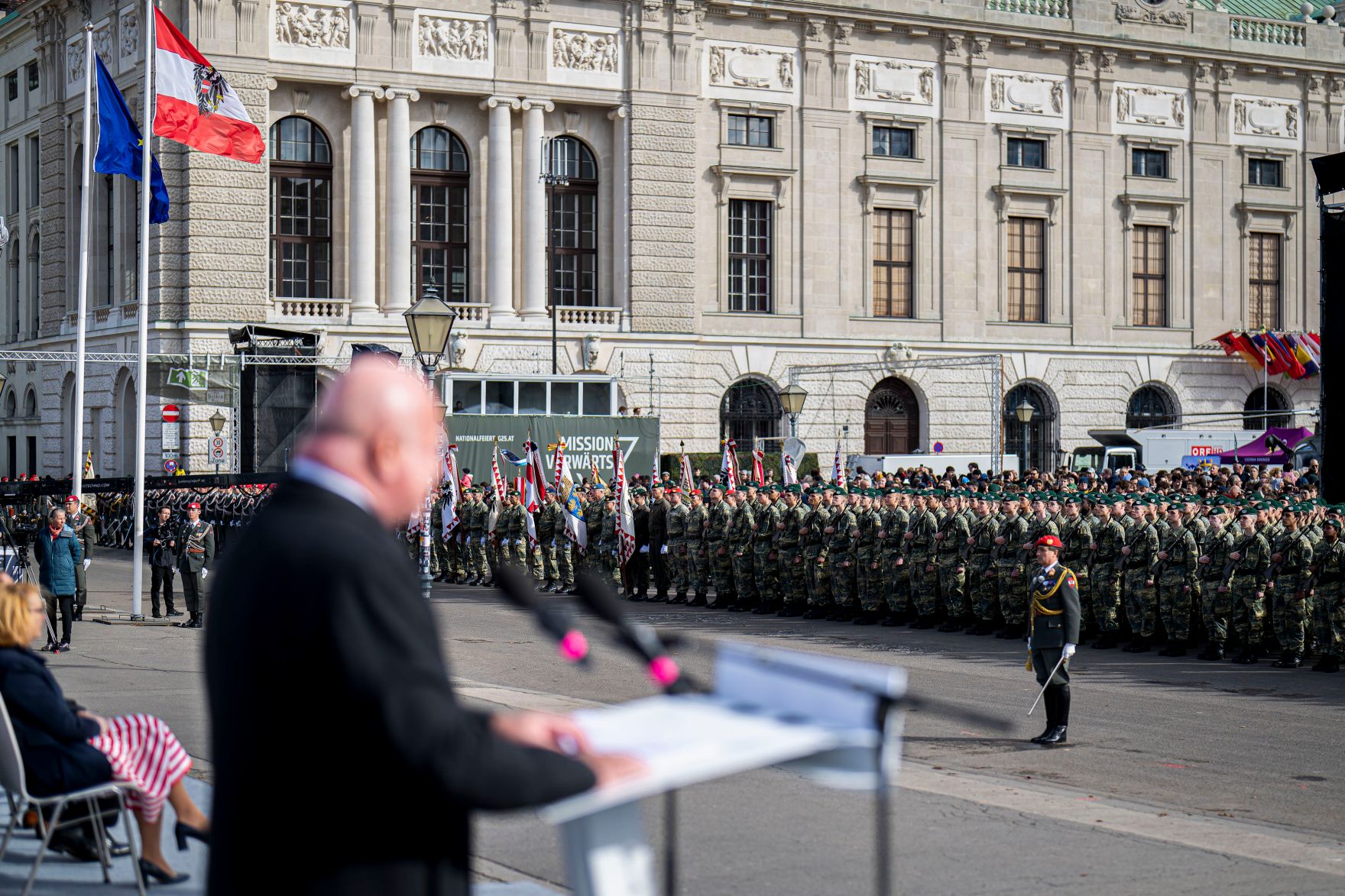 Am 26. Oktober 2025 hielt Bundeskanzler Christian Stocker im Rahmen der Angelobung der Rekrutinnen und Rekruten des &ouml;sterreichischen Bundesheeres auf dem Wiener Heldenplatz eine Rede zum &Ouml;sterreichischen Nationalfeiertag.