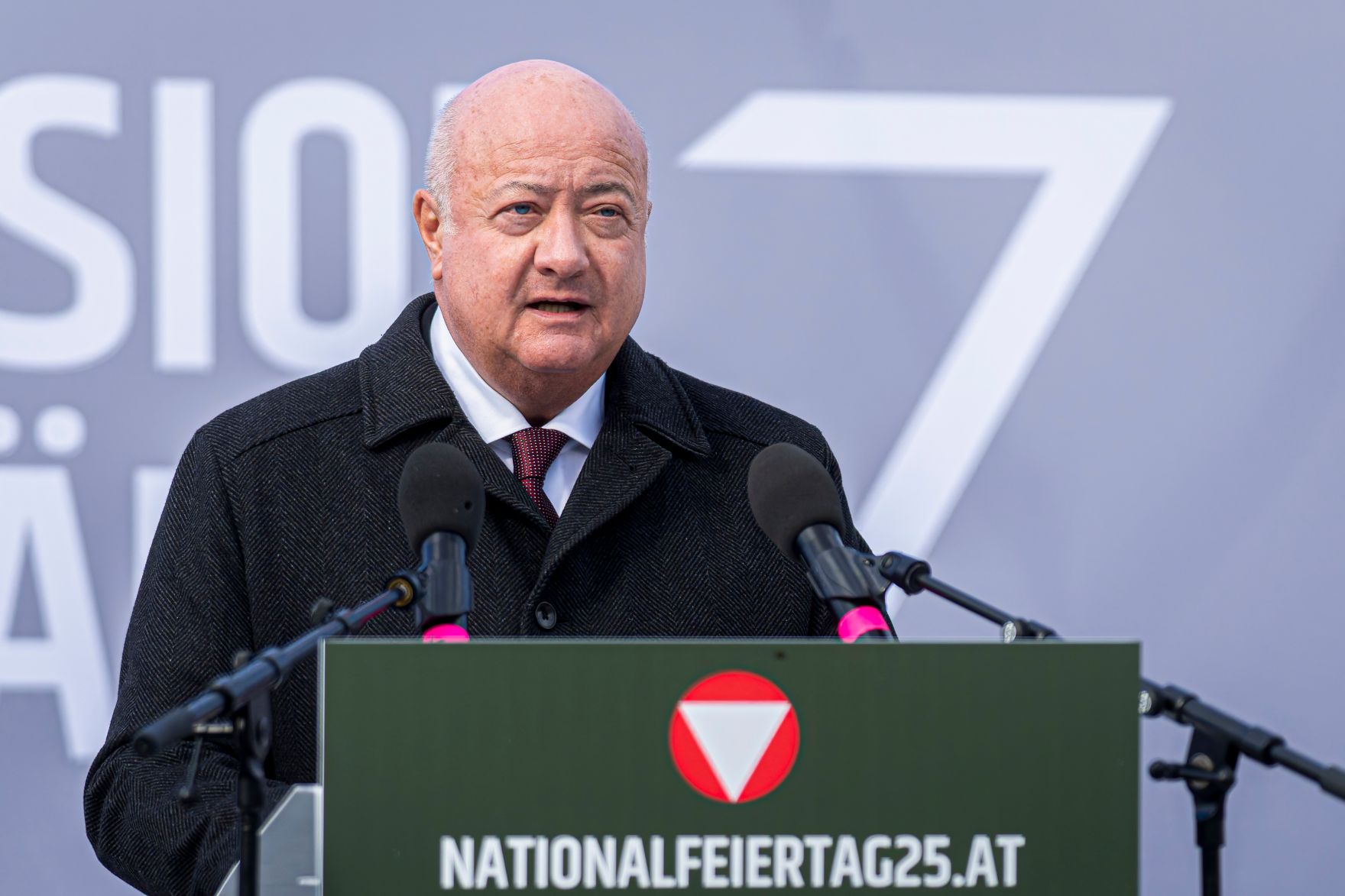 Am 26. Oktober 2025 hielt Bundeskanzler Christian Stocker (im Bild) im Rahmen der Angelobung der Rekrutinnen und Rekruten des &ouml;sterreichischen Bundesheeres auf dem Wiener Heldenplatz eine Rede zum &Ouml;sterreichischen Nationalfeiertag.