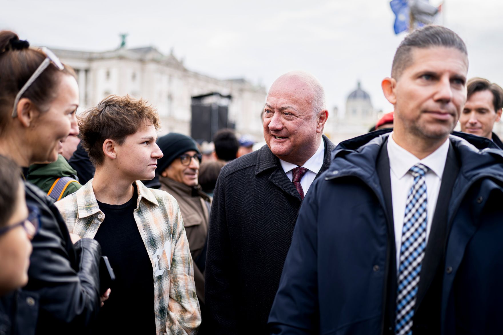Am 26. Oktober 2025 fanden anl&auml;sslich des Nationalfeiertages Feierlichkeiten am Wiener Heldenplatz statt. Im Bild Bundeskanzler Christian Stocker (3.v.r.).