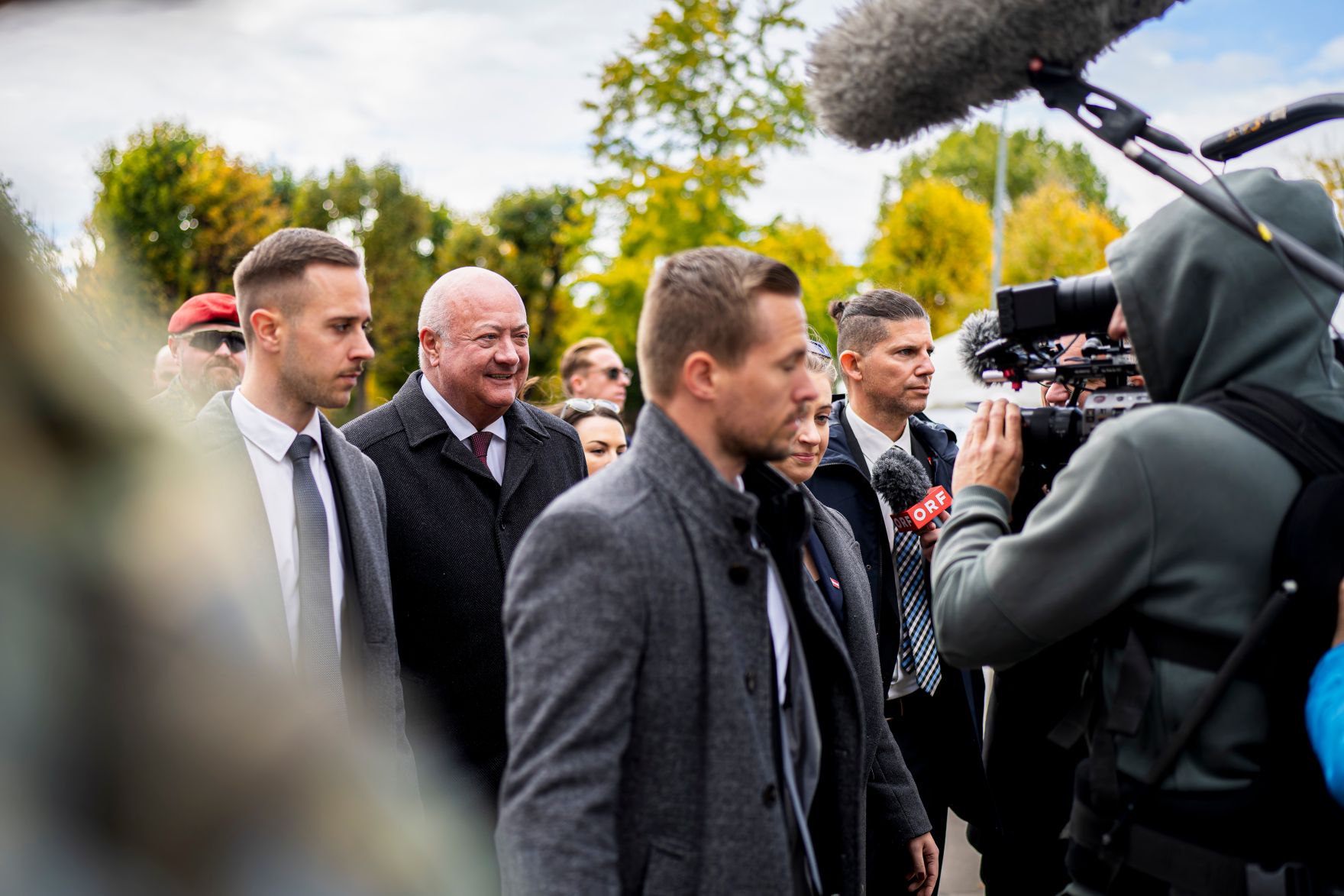 Am 26. Oktober 2025 fanden anl&auml;sslich des Nationalfeiertages Feierlichkeiten am Wiener Heldenplatz statt. Im Bild Bundeskanzler Christian Stocker (3.v.l.).