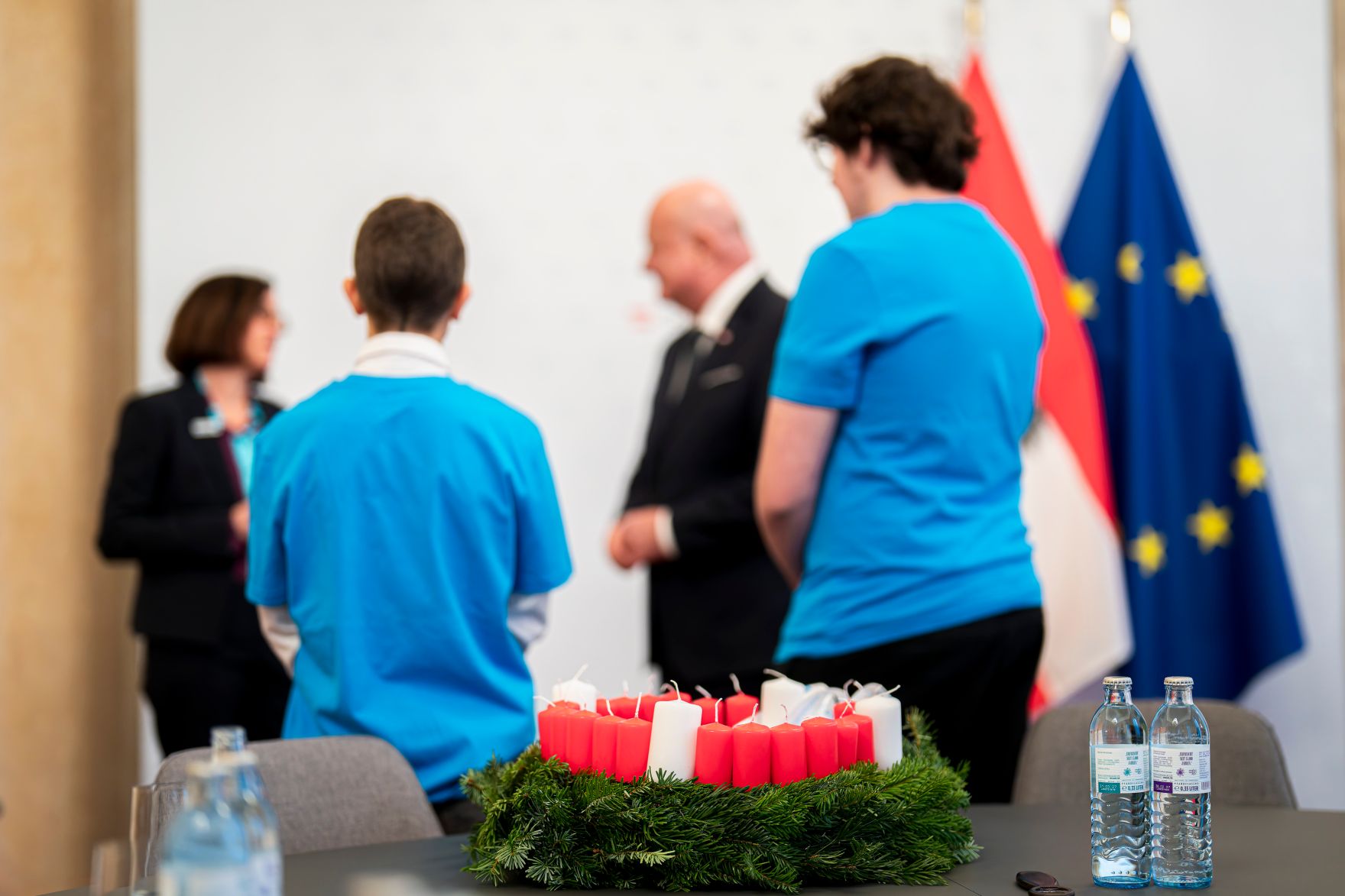 Am 26. November 2025 wurde Bundeskanzler Christian Stocker von der Diakonie &Ouml;sterreich ein Adventkranz &uuml;berreicht.