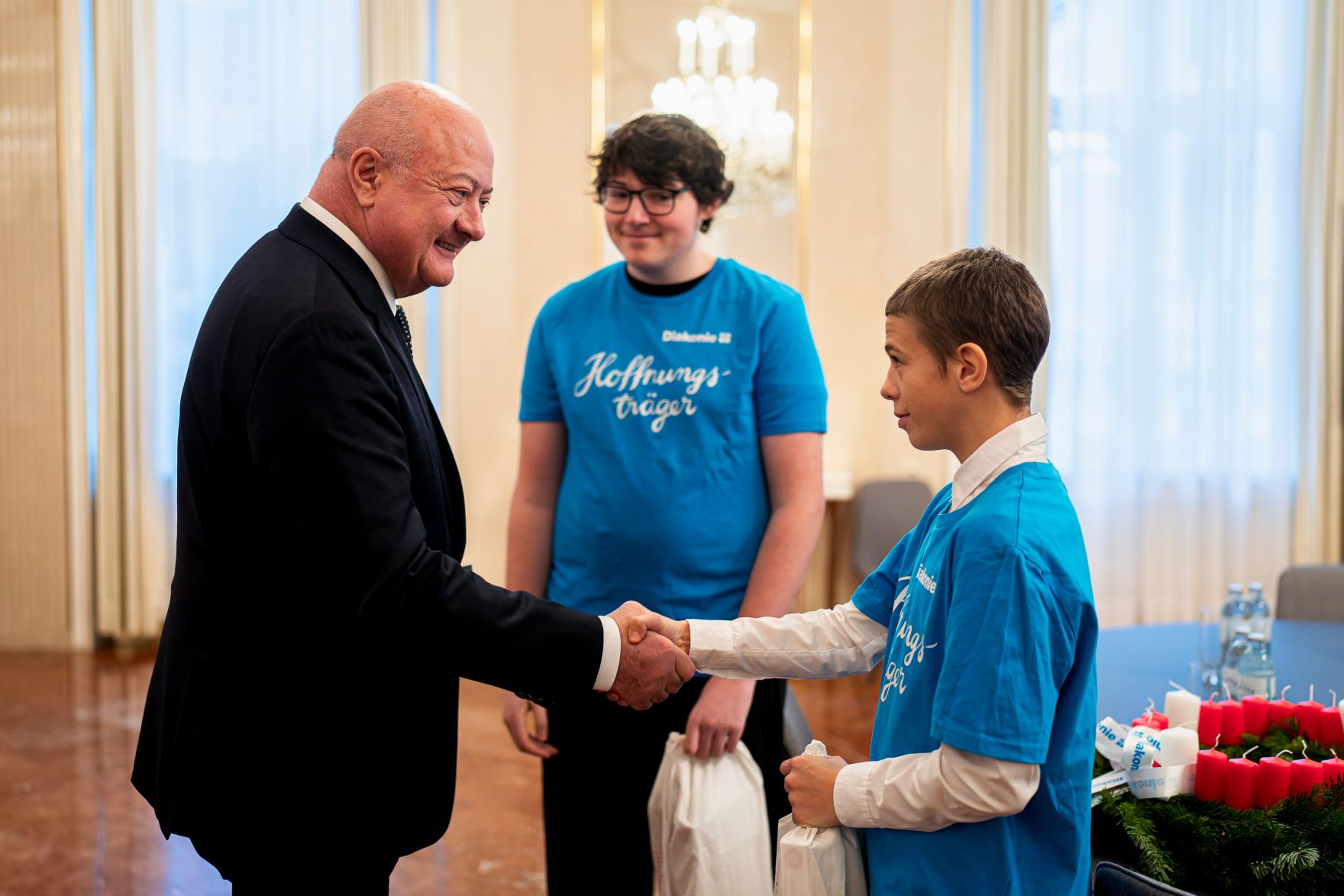 Am 26. November 2025 wurde Bundeskanzler Christian Stocker (l.) von der Diakonie &Ouml;sterreich ein Adventkranz &uuml;berreicht.