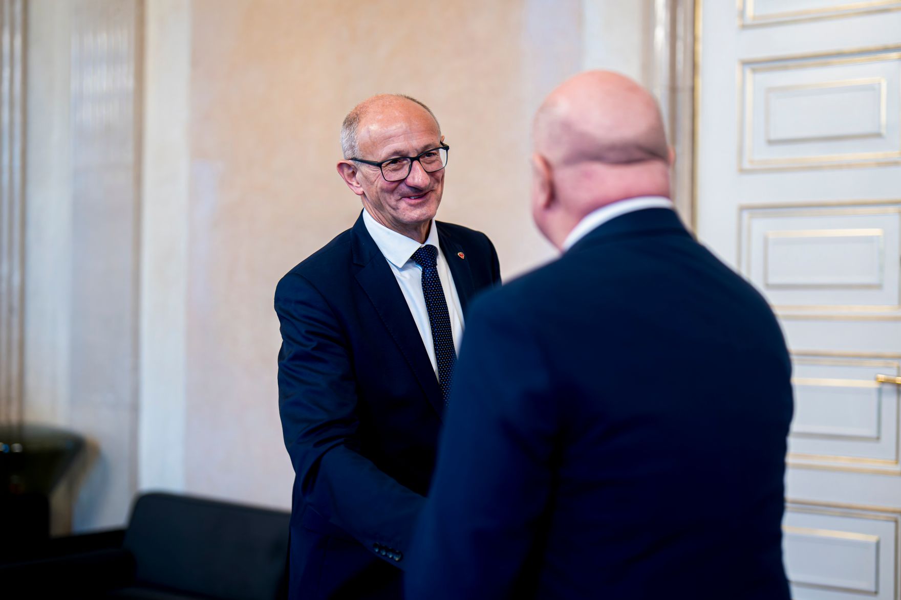 Am 28. November 2025 empfing Bundeskanzler Christian Stocker (r.) den Landeshauptmann von Tirol Anton Mattle (l.) zu einem Arbeitsgespr&auml;ch.
