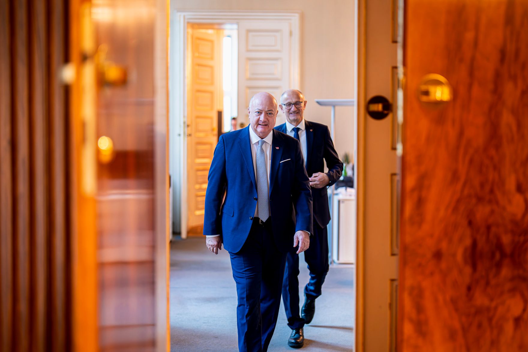 Am 28. November 2025 empfing Bundeskanzler Christian Stocker (l.) den Landeshauptmann von Tirol Anton Mattle (r.) zu einem Arbeitsgespr&auml;ch.